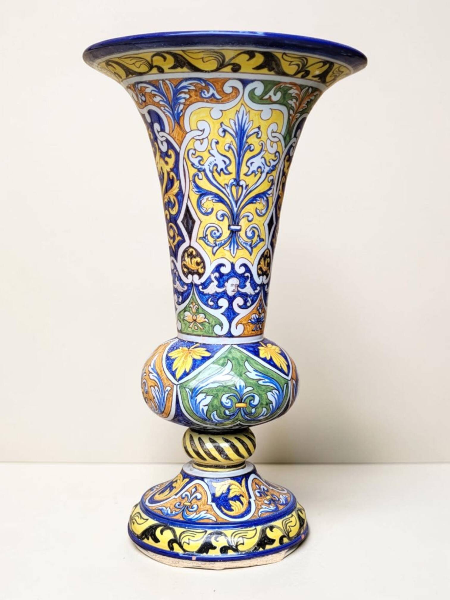 Vase cornet en faïence de Nevers, Montagnon