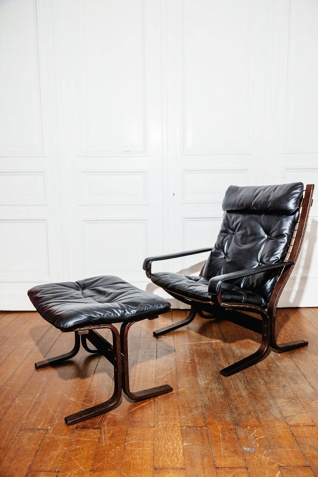 Siesta armchair and black leather ottoman by Ingmar Relling for Westnofa, Norway.