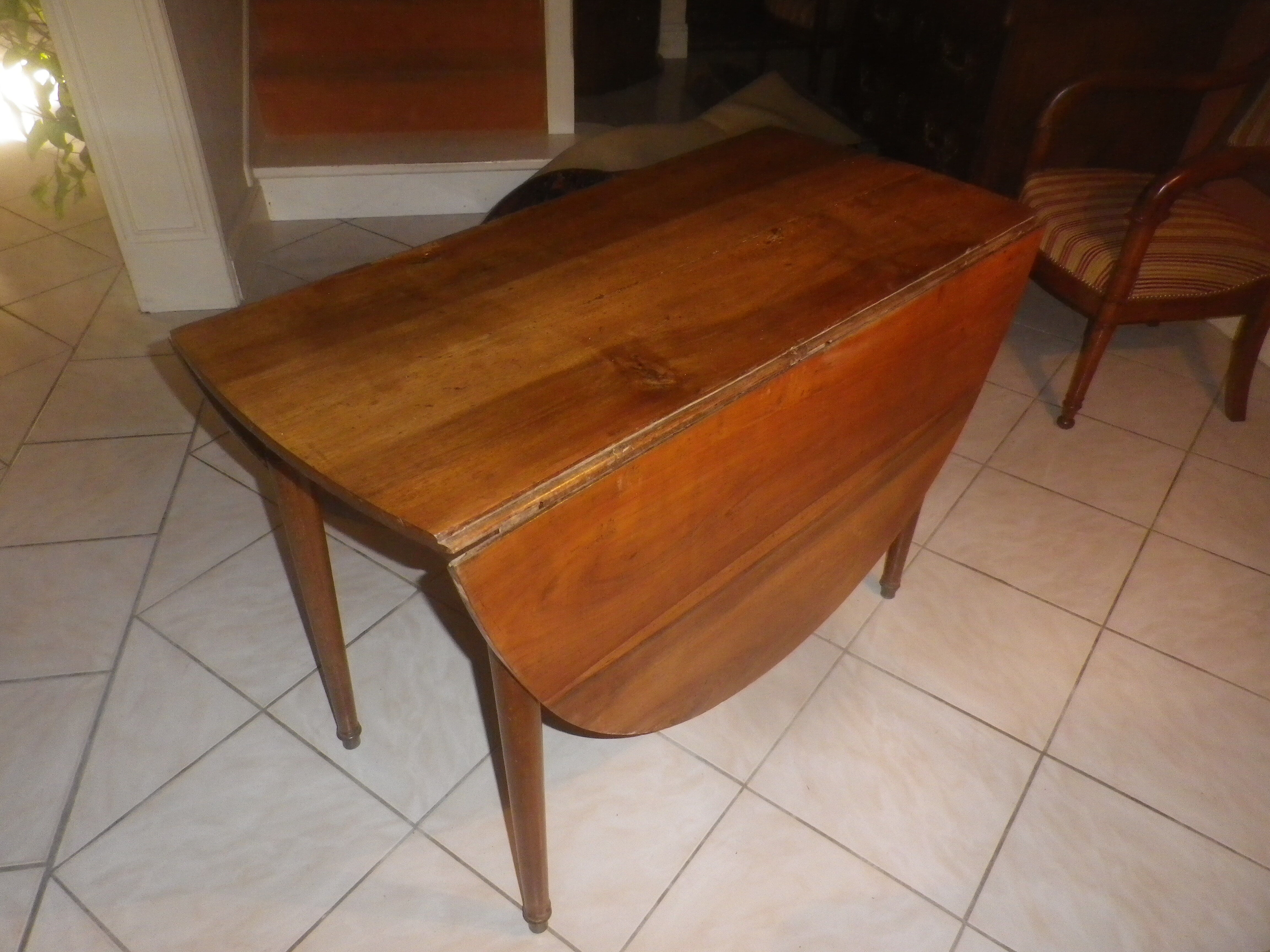 Oval folding dining table