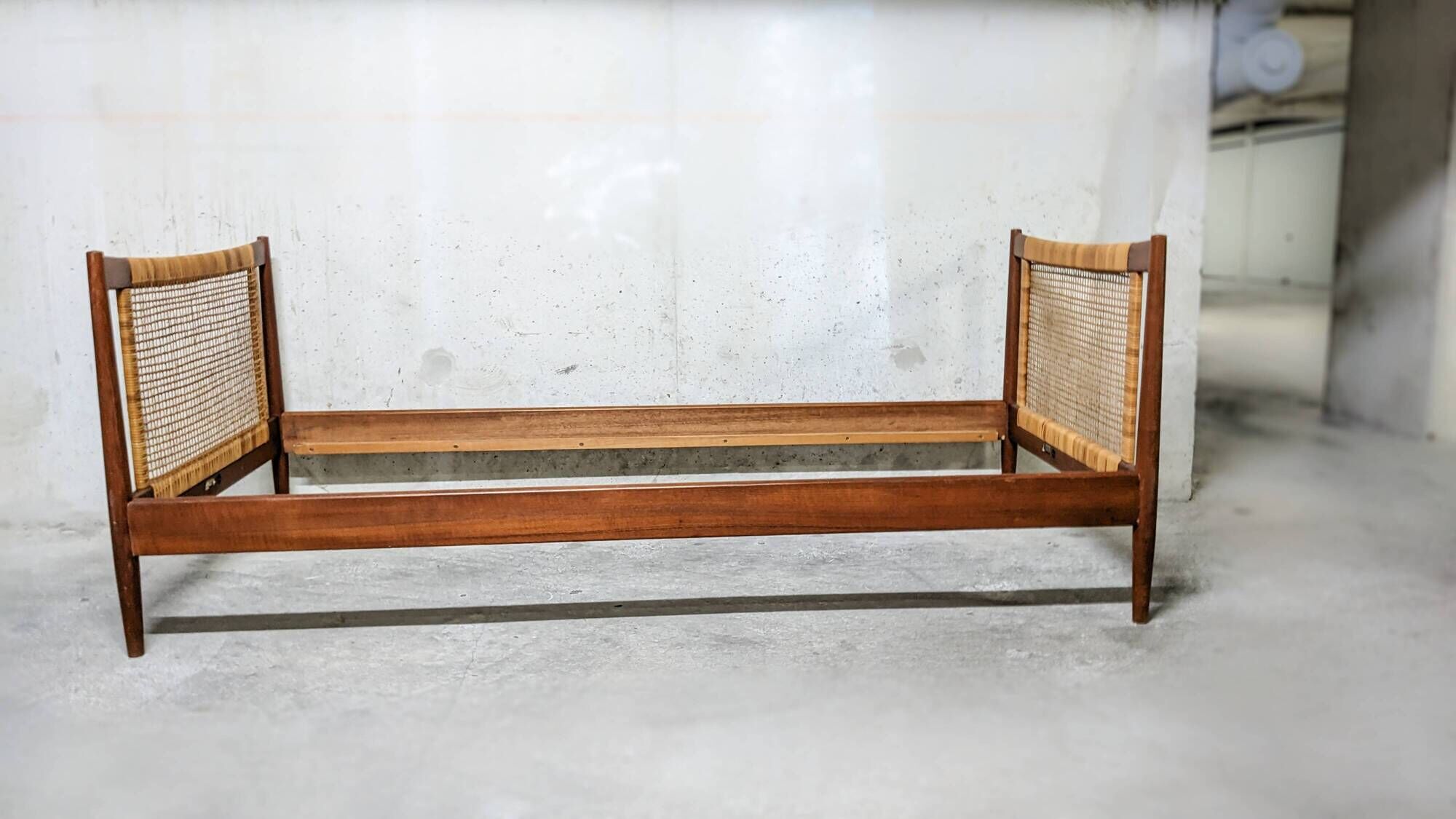 Daybed scandinave design Børge Mogensen pour Soborg Mobelfabrik 1950 's, teck et cannage