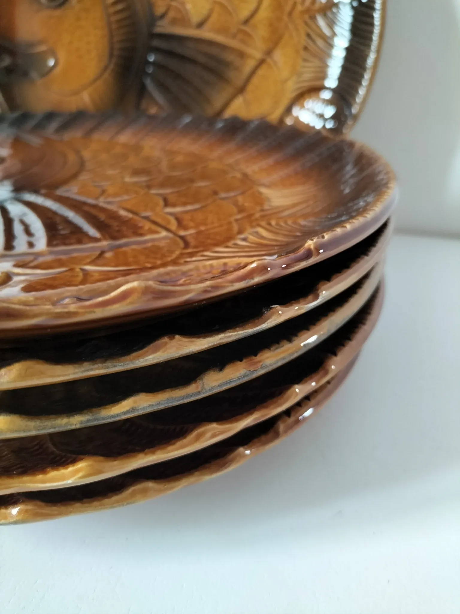 6 antique fish barbotine plates – Saint-Clément