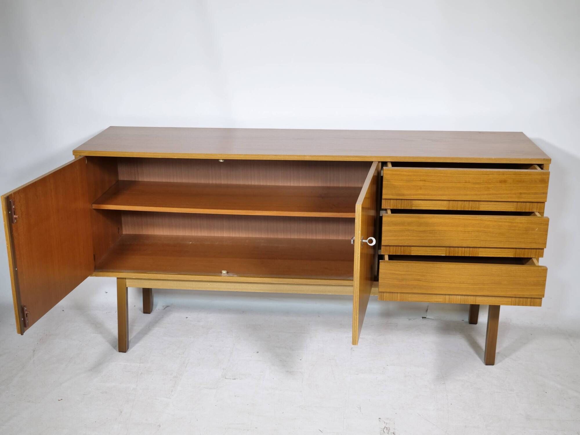 Buffet des années 1960 en teck.