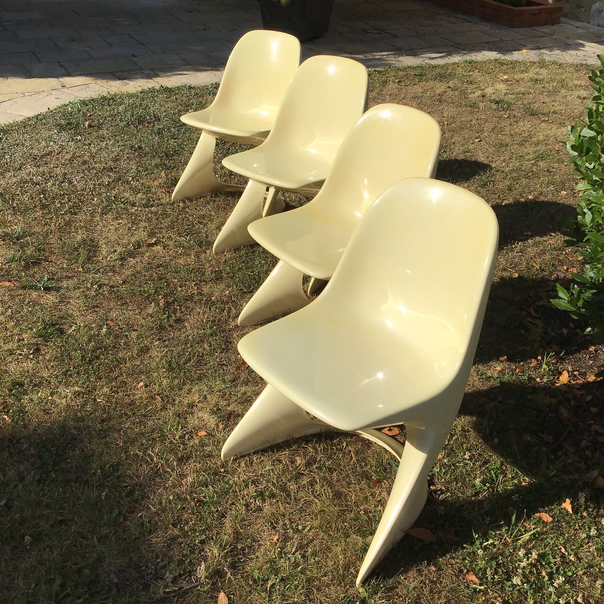 Suite de quatre chaises Casala