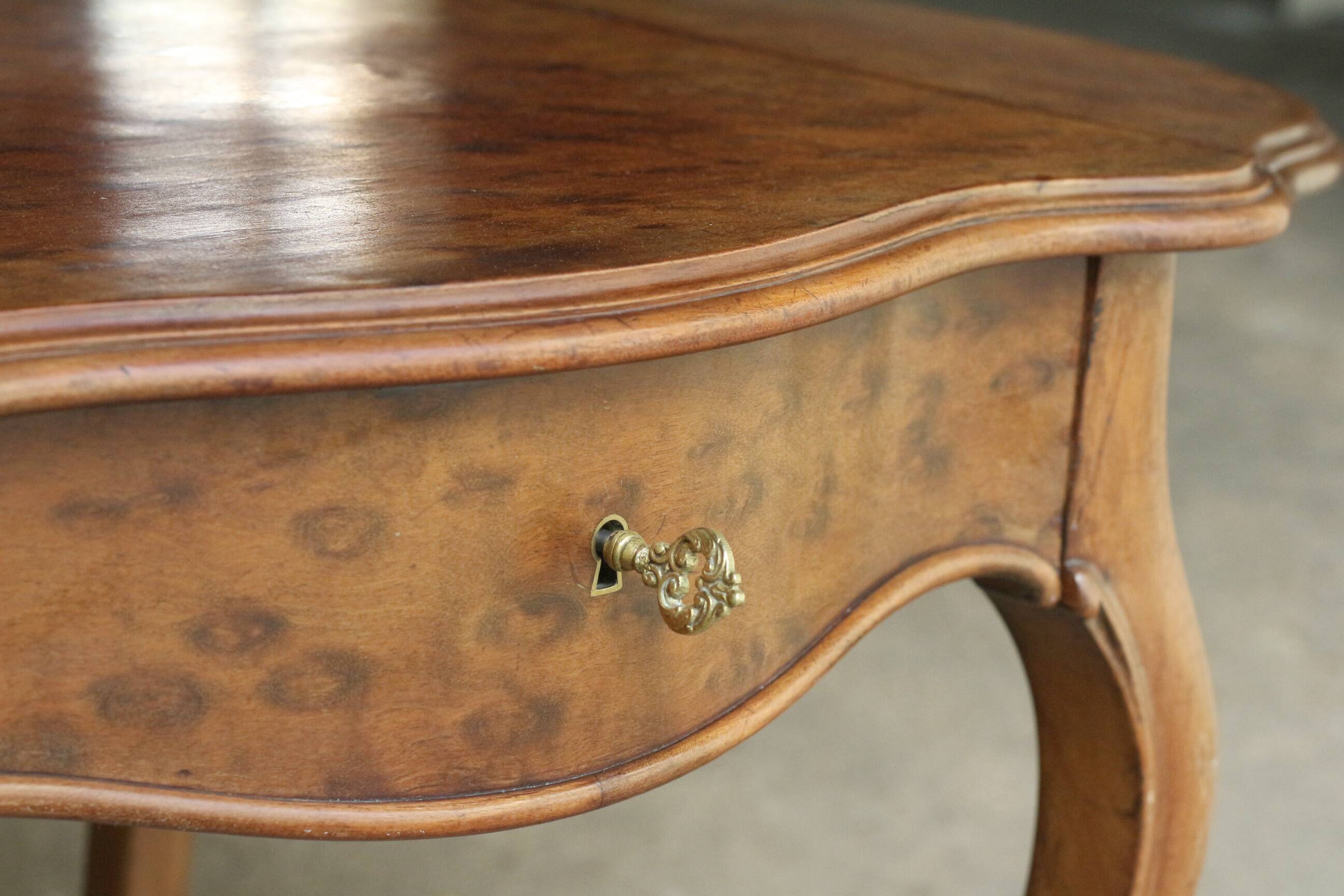 Charmante table Napoléon 3 estampillée (travail du Faubour, fin 19e).