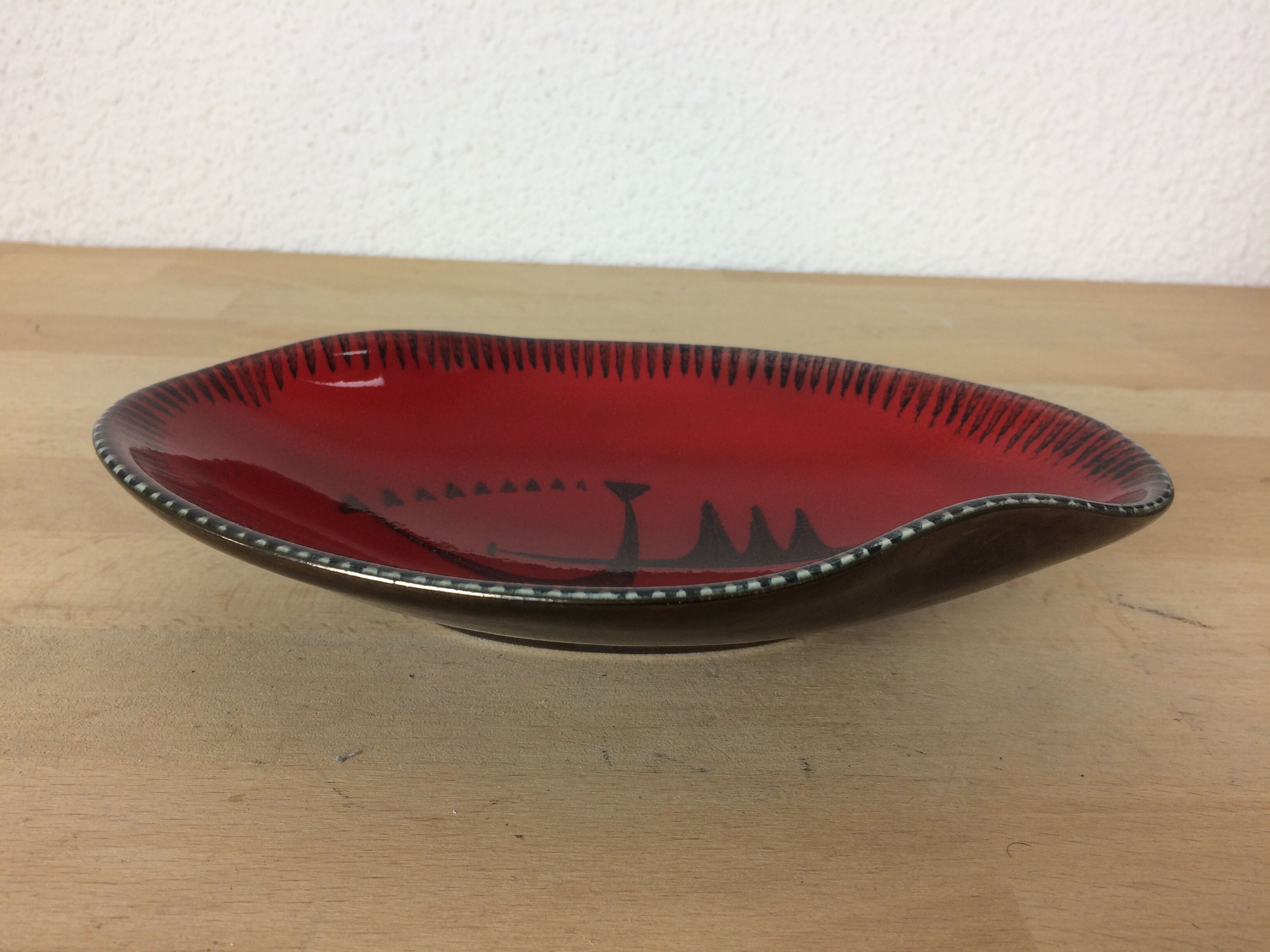 Empty black and red ceramic Elchinger pocket