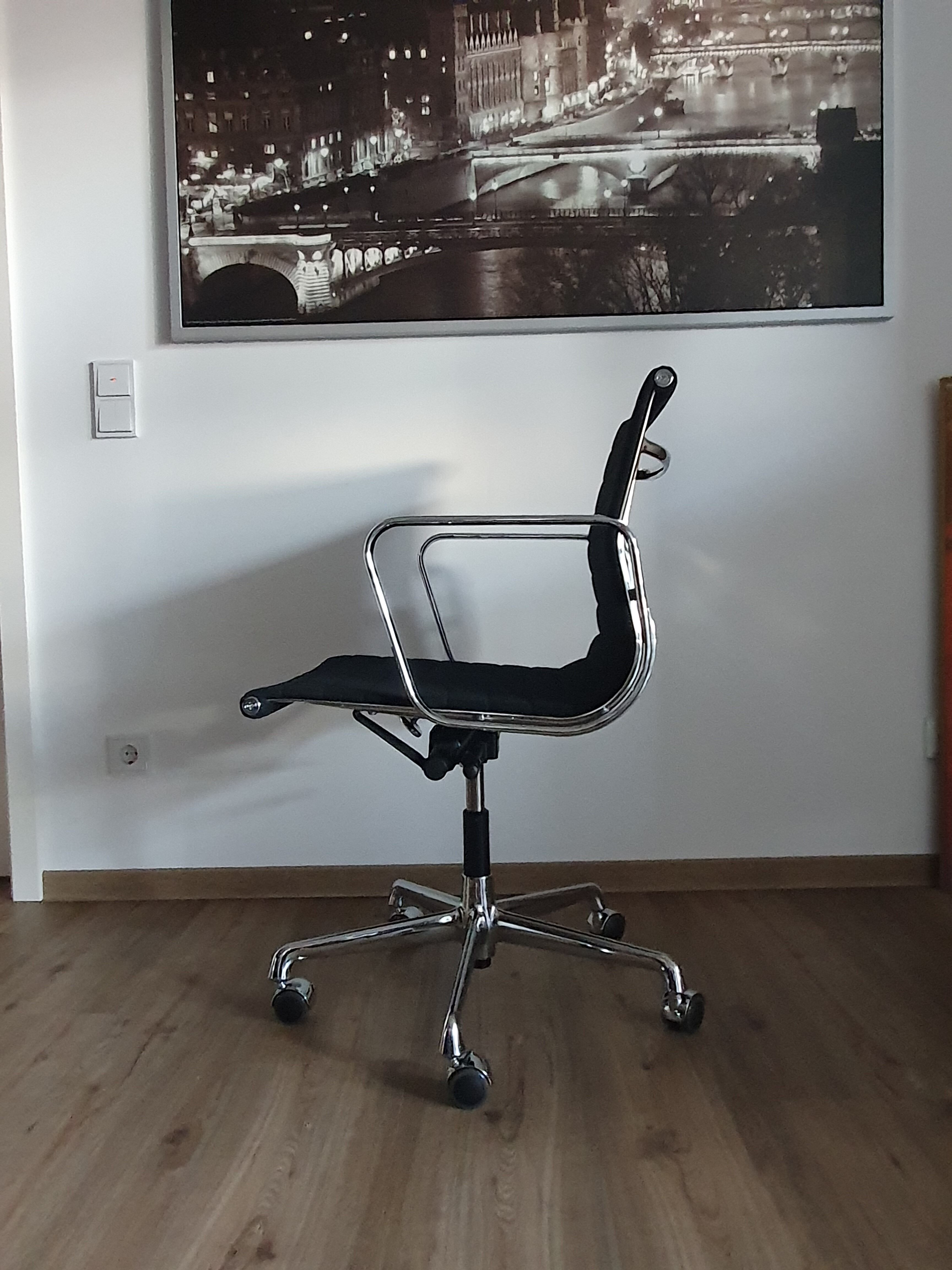 EA 117 Office chairs by Charles & Ray Eames for Vitra