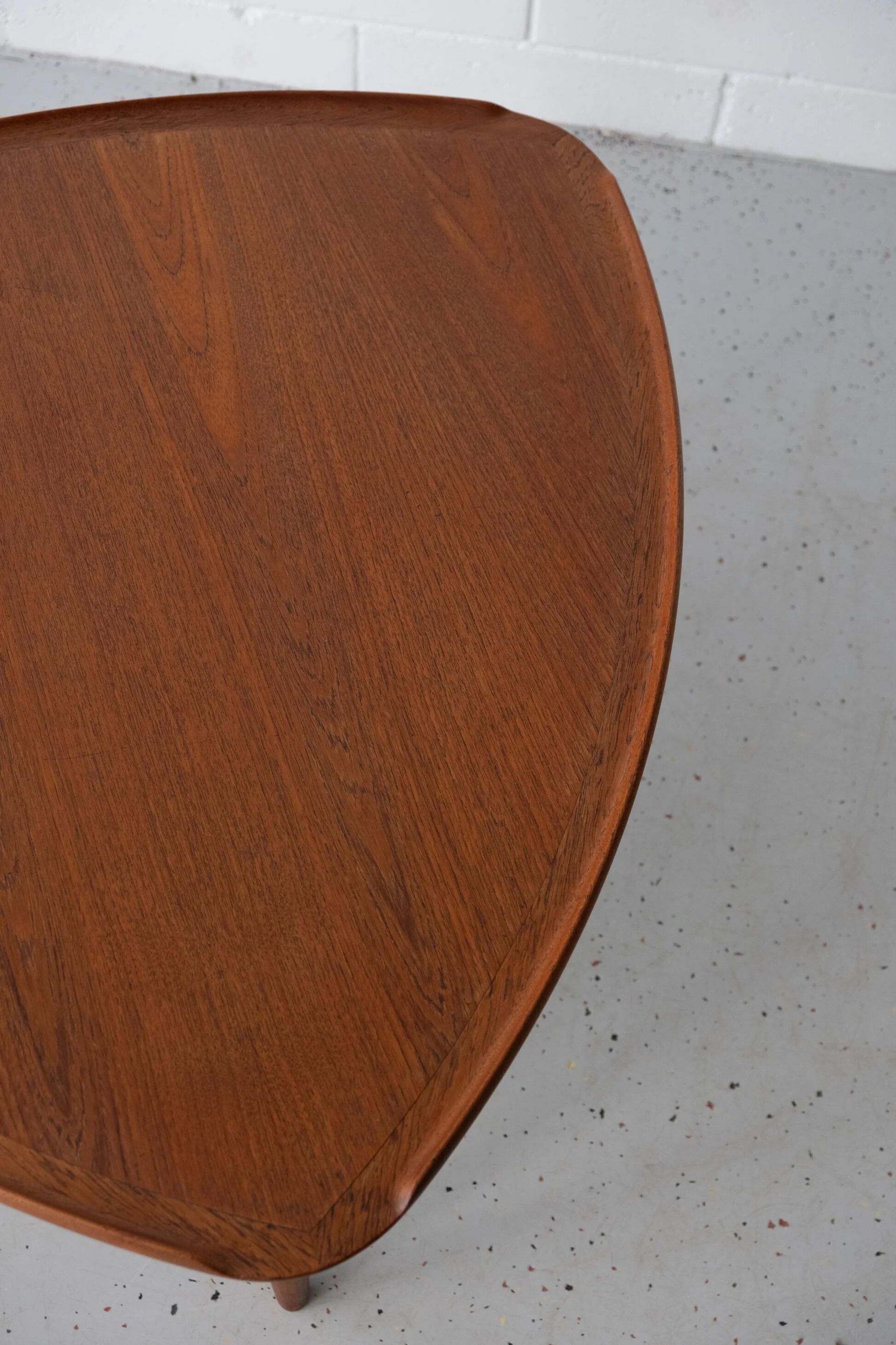 Table basse en teck Poul Jensen en forme de triangle