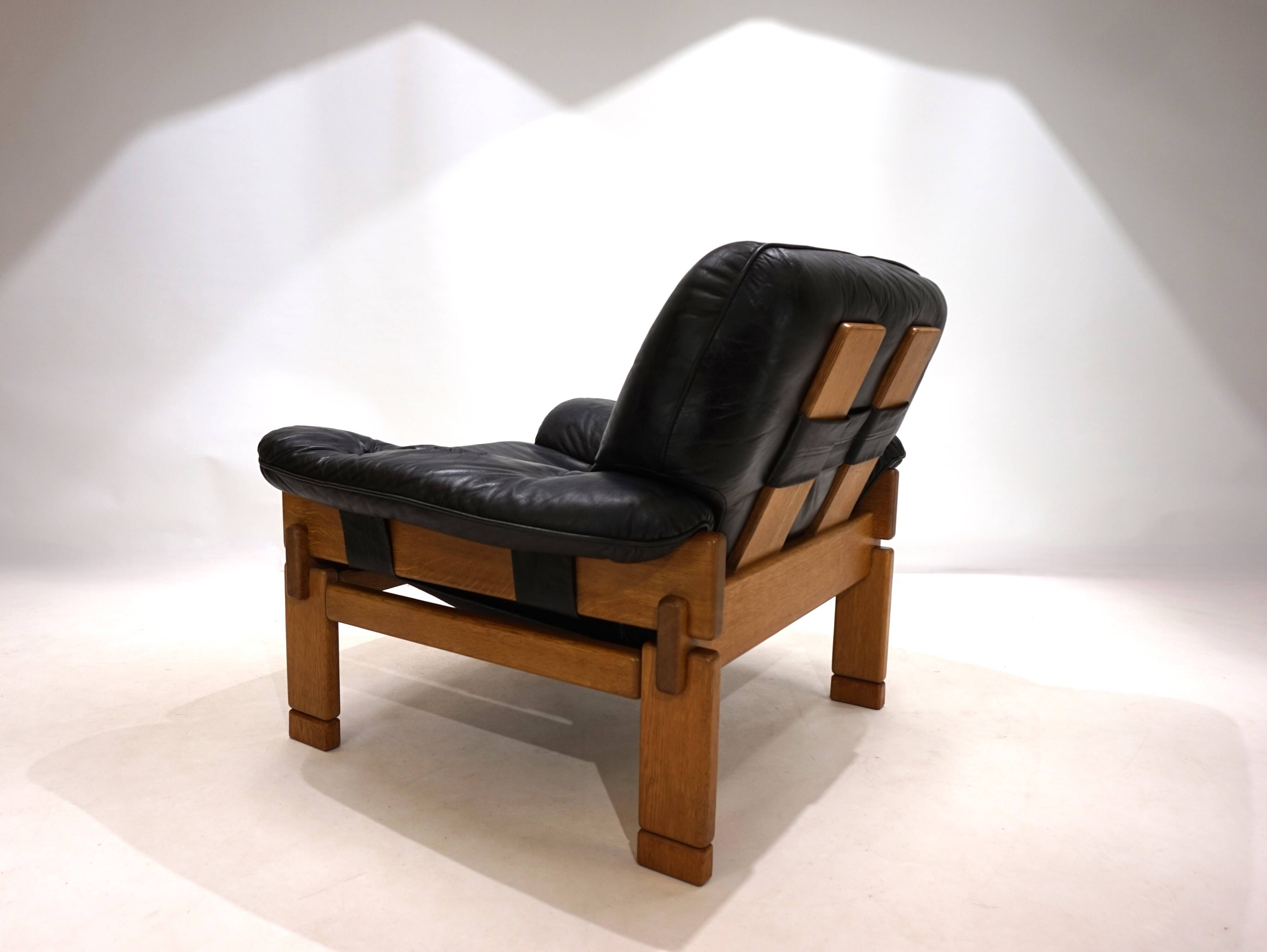 Fauteuil brutaliste cuir et chêne, 1960