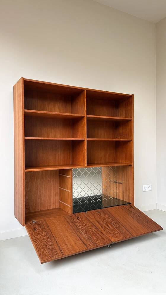 Vintage wooden cabinet / bookcase