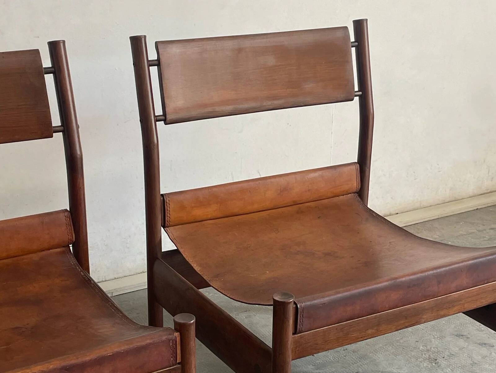 Paire de chaises en cuir