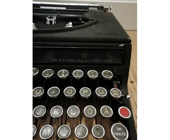 Olivetti typewriter model "Studio 42"