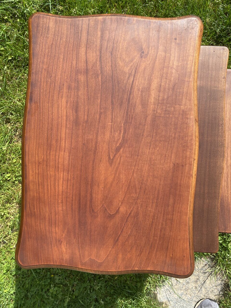 Trois tables gigognes de style Louis XV