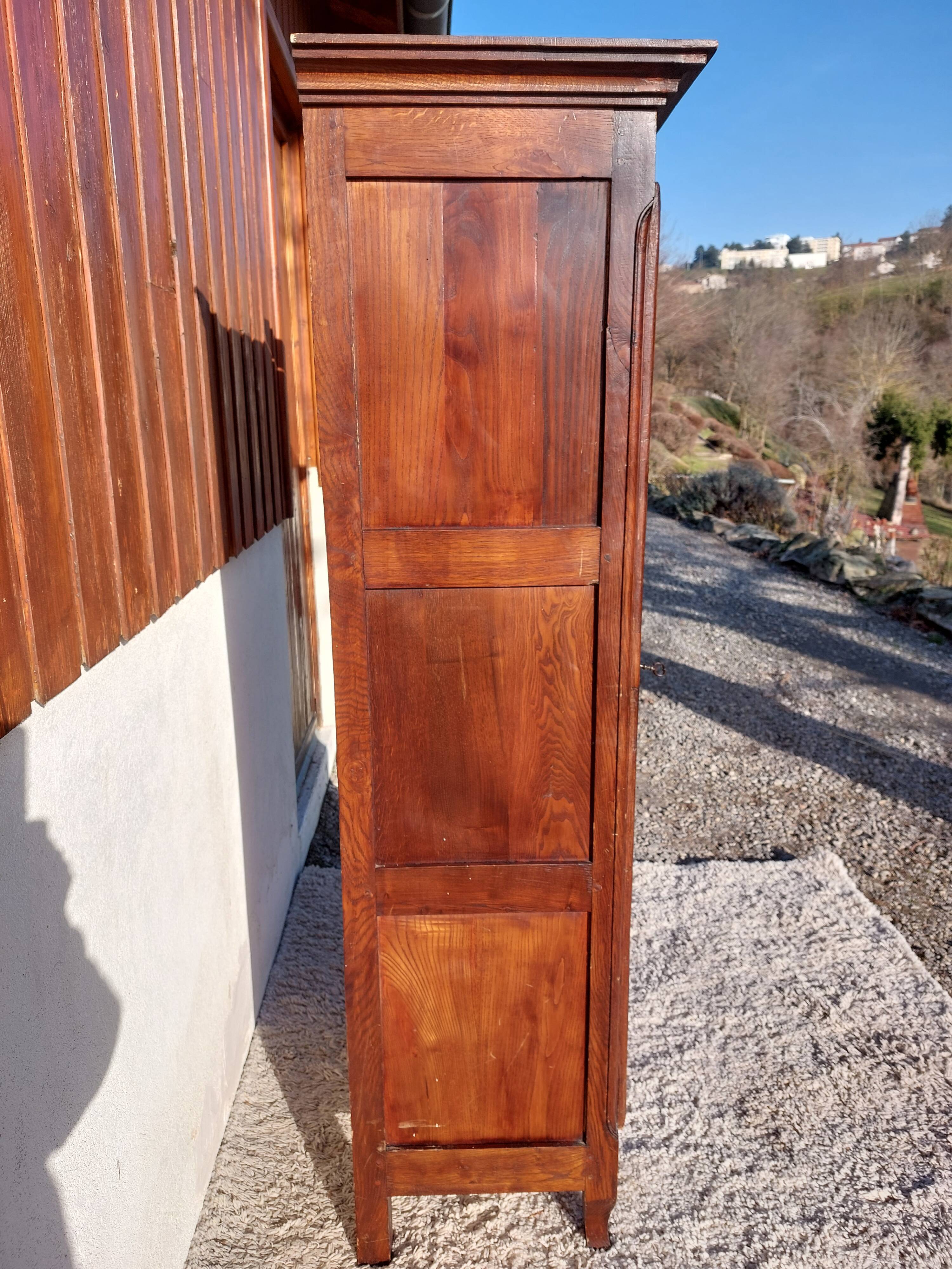 1-door wardrobe, man standing