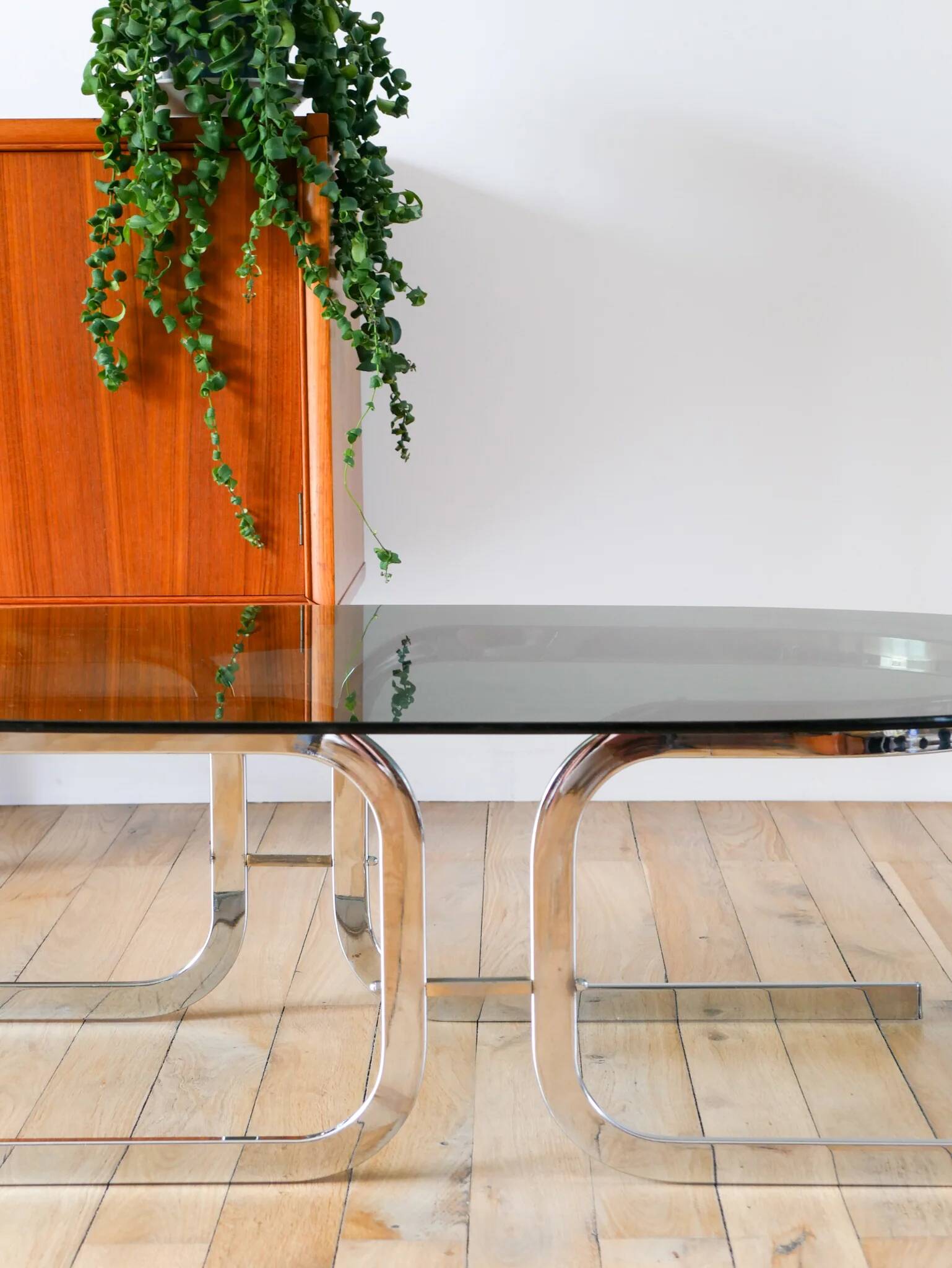 Oval coffee table in smoked glass and chrome, original double S design base, 1970.