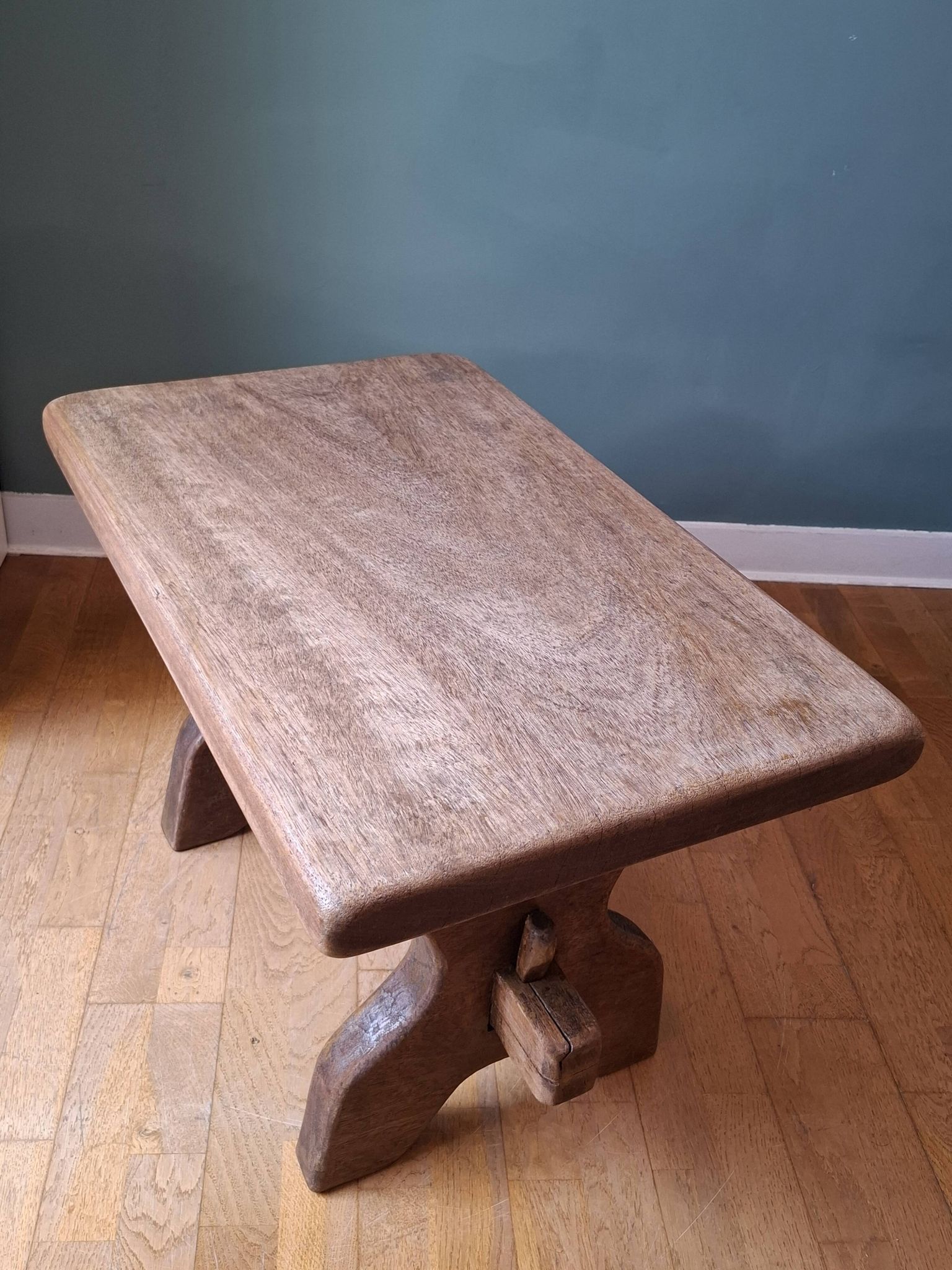 Table basse brutaliste