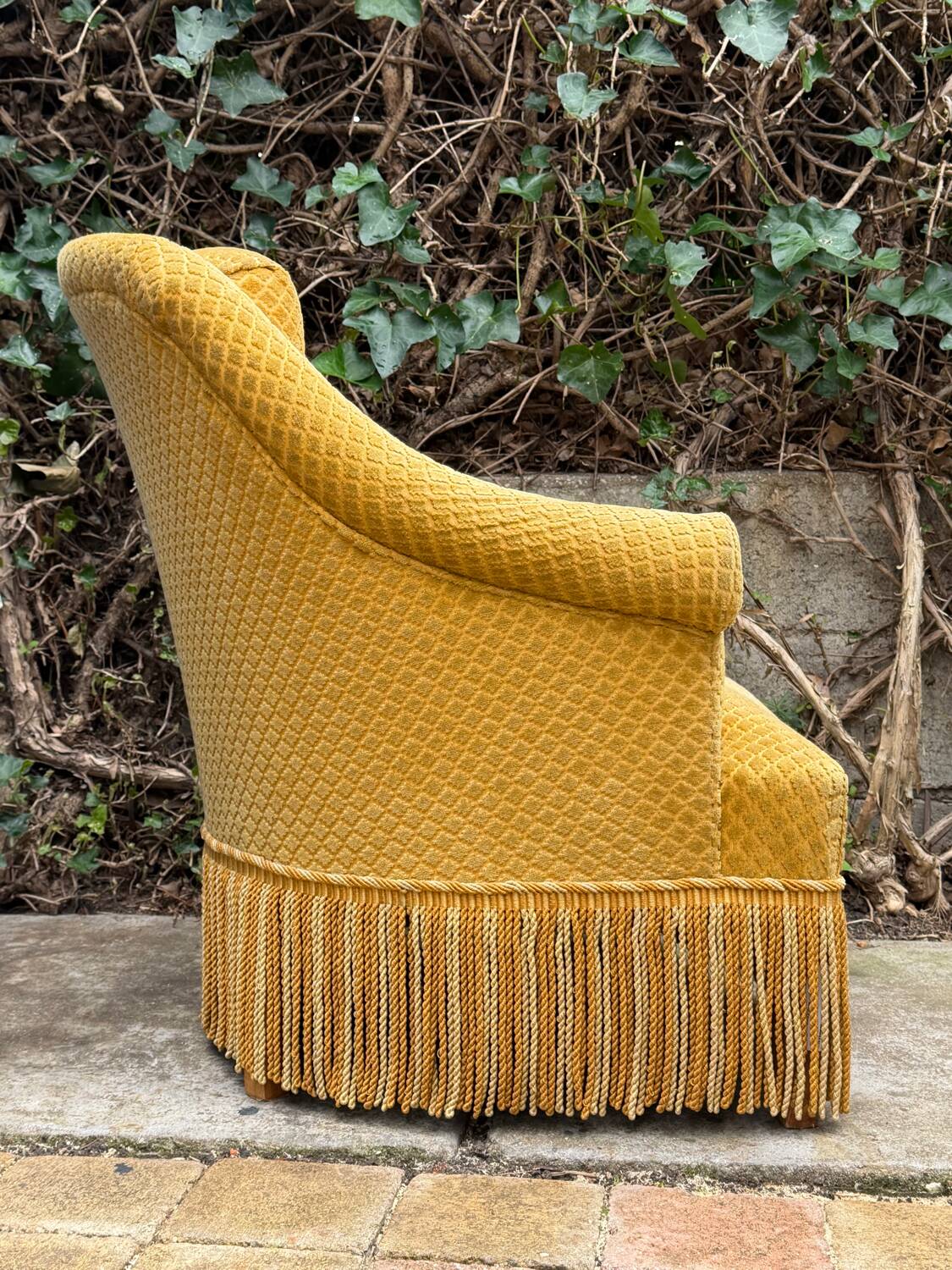 Fauteuil crapaud vintage jaune moutarde velours floqué