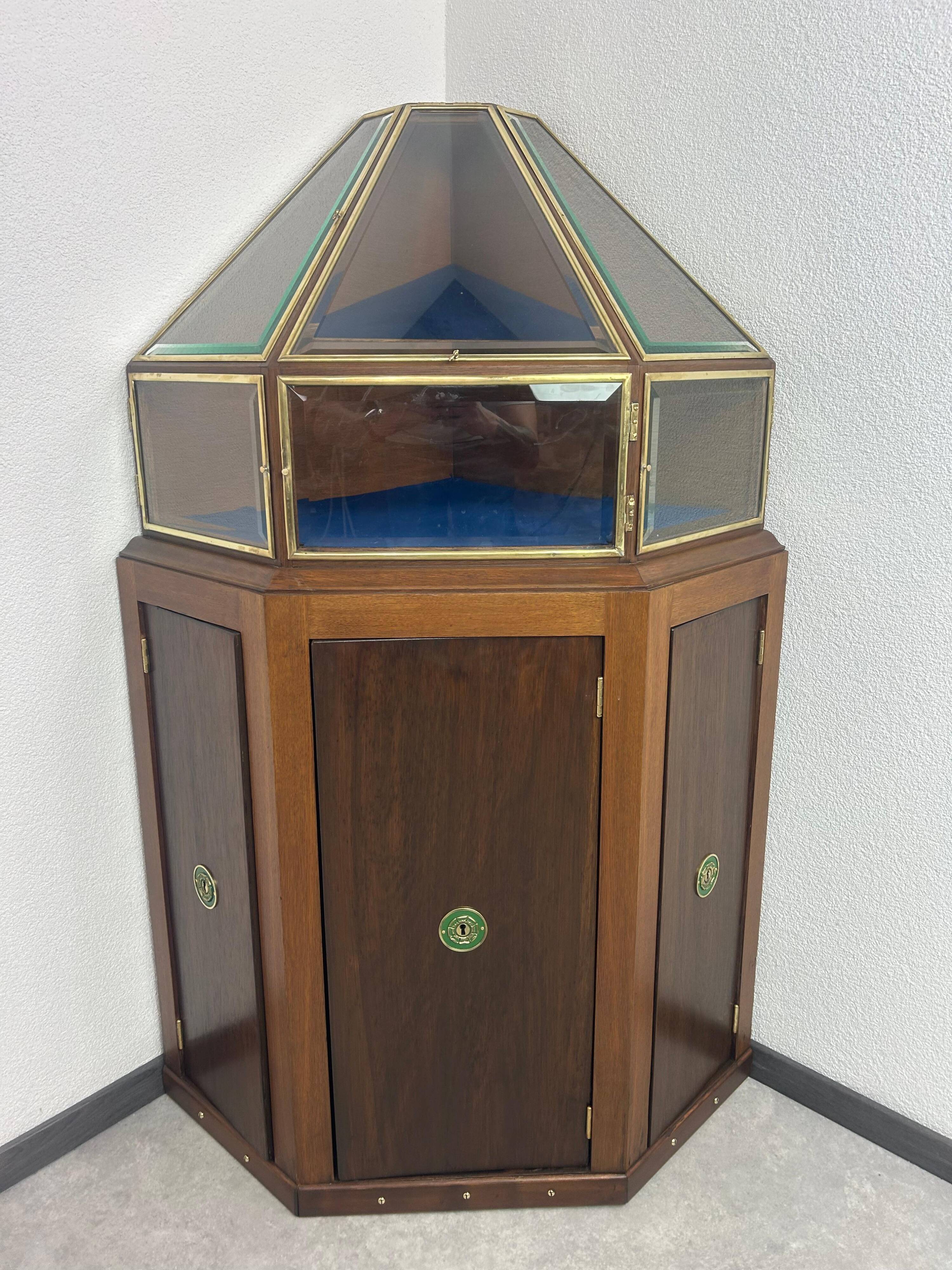 Vitrine d'exposition pour bijoux art nouveau pyramidale d'angle