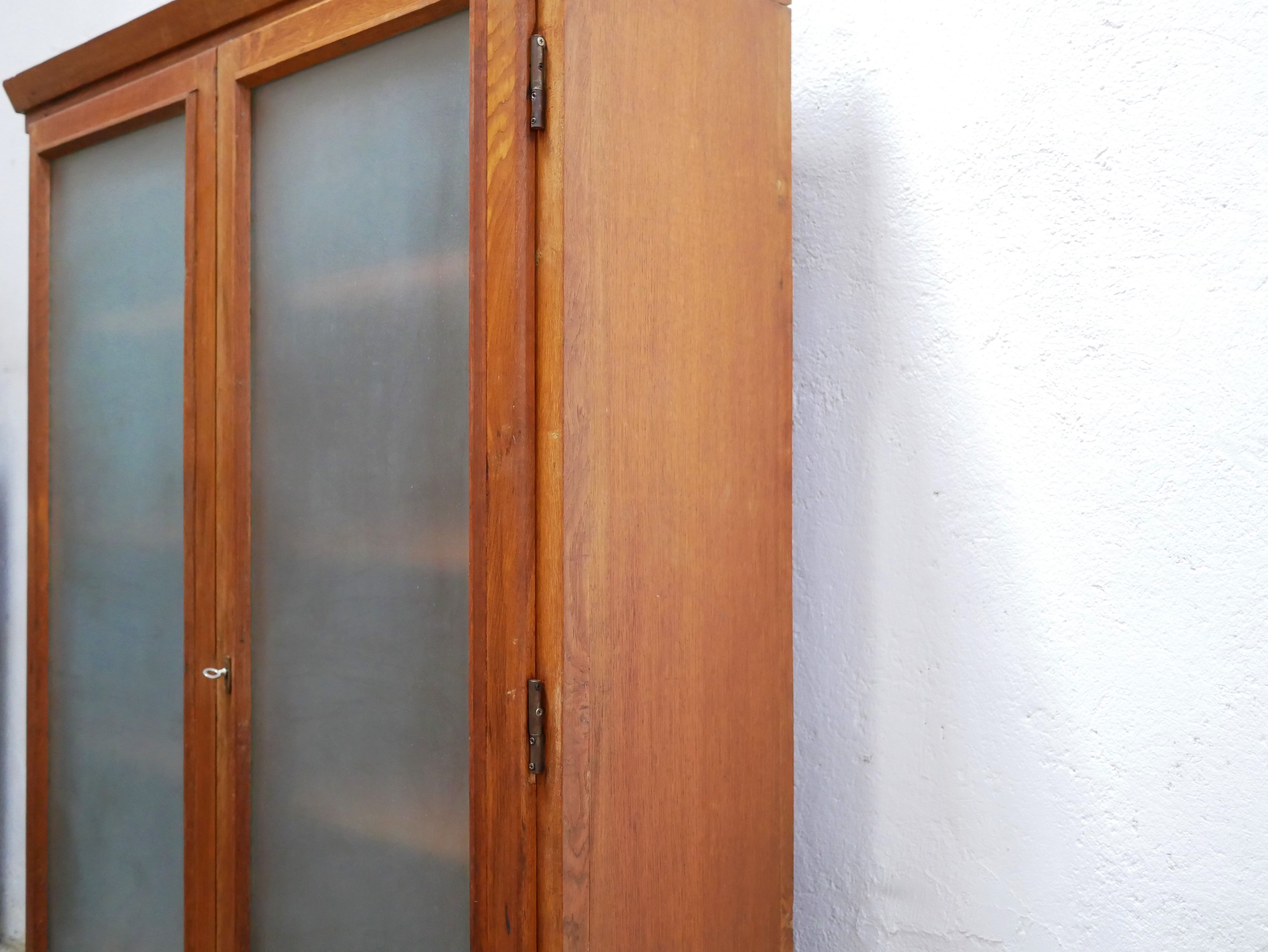 Bibliothèque vitrée vintage en bois