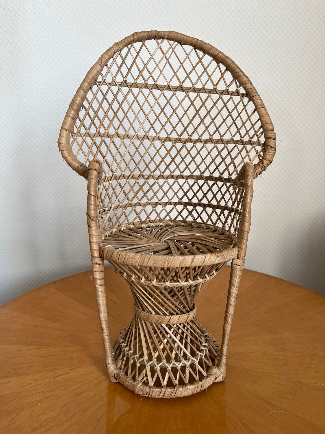 Emmanuelle vintage rattan plant holder