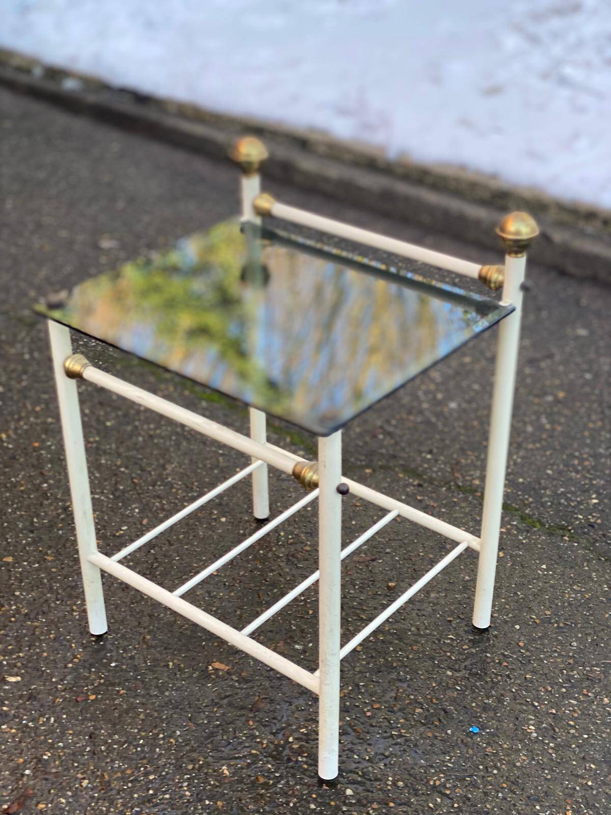 Table de chevet industrielle en acier blanc et verre fumé doré