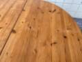 Table à manger ronde extensible en pin par Furusnickarn AB