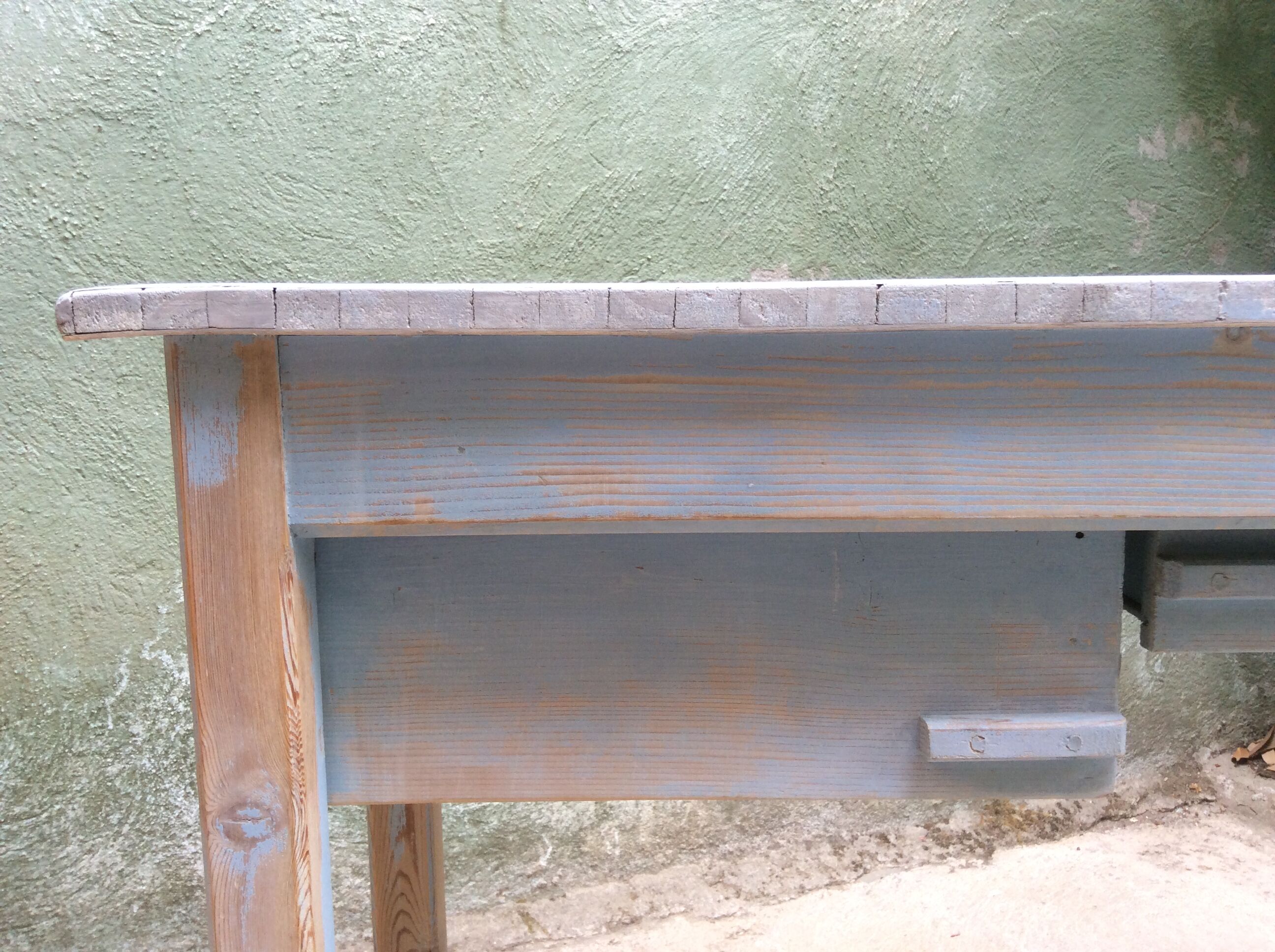 Small set-up with drawers