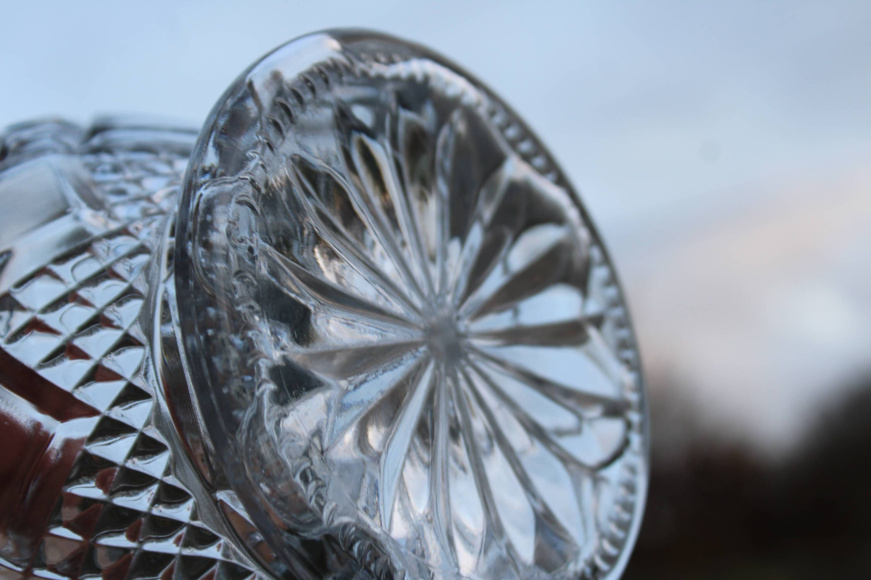 Elegant cut-glass carafe – classic and refined style