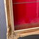 Élégante vitrine à suspendre en bois doré