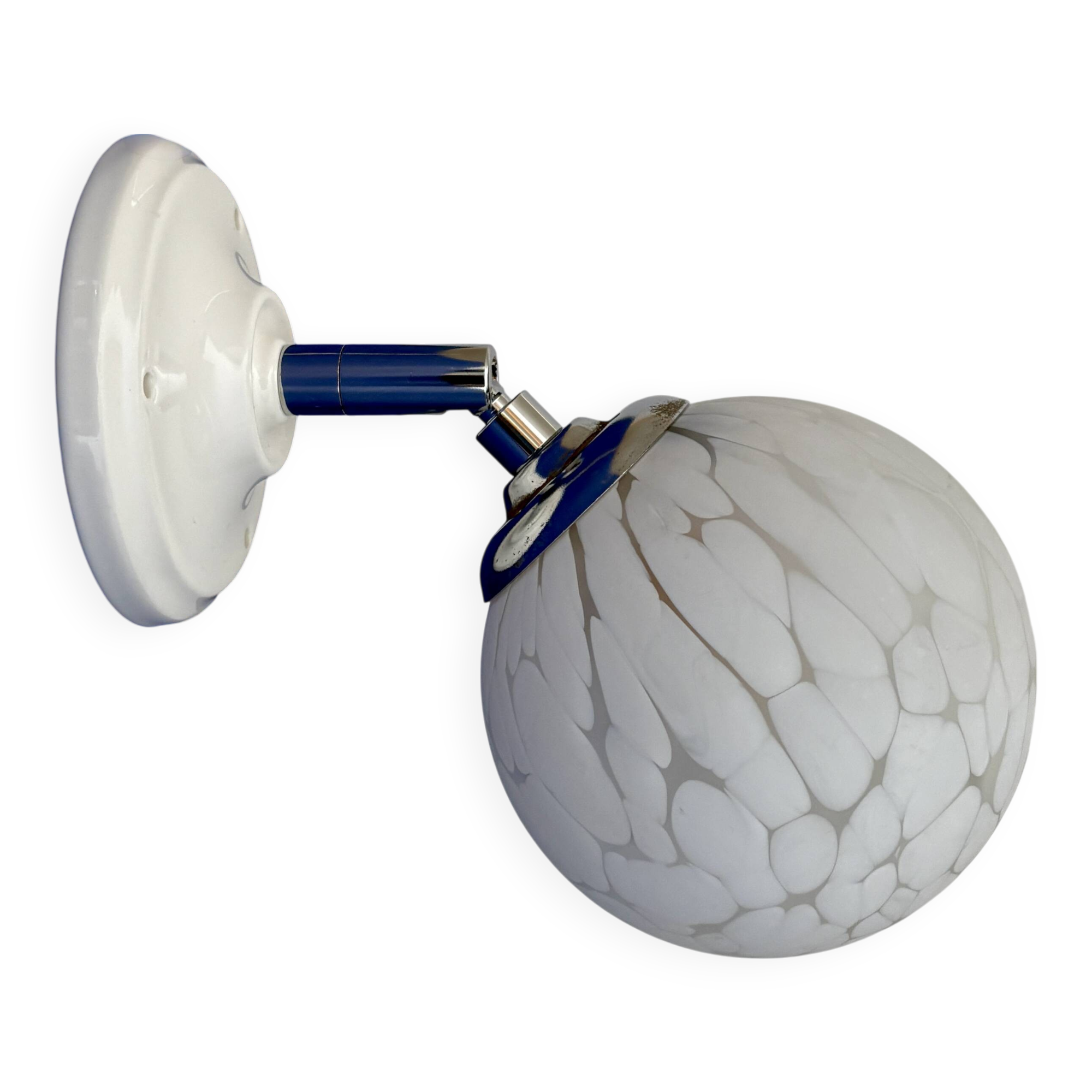 Applique globe vintage en verre de Clichy blanc