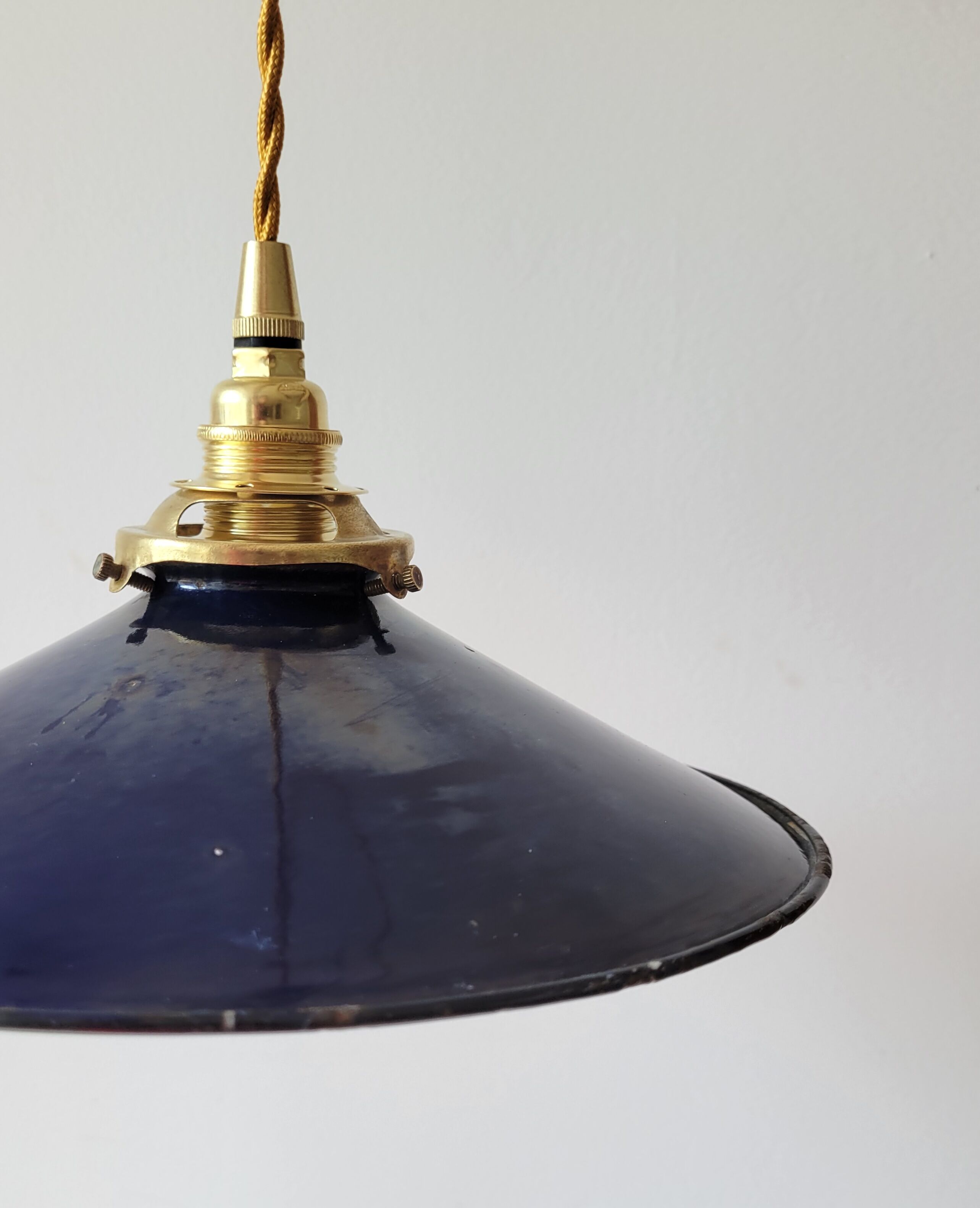 Suspension in blue enamelled sheet metal