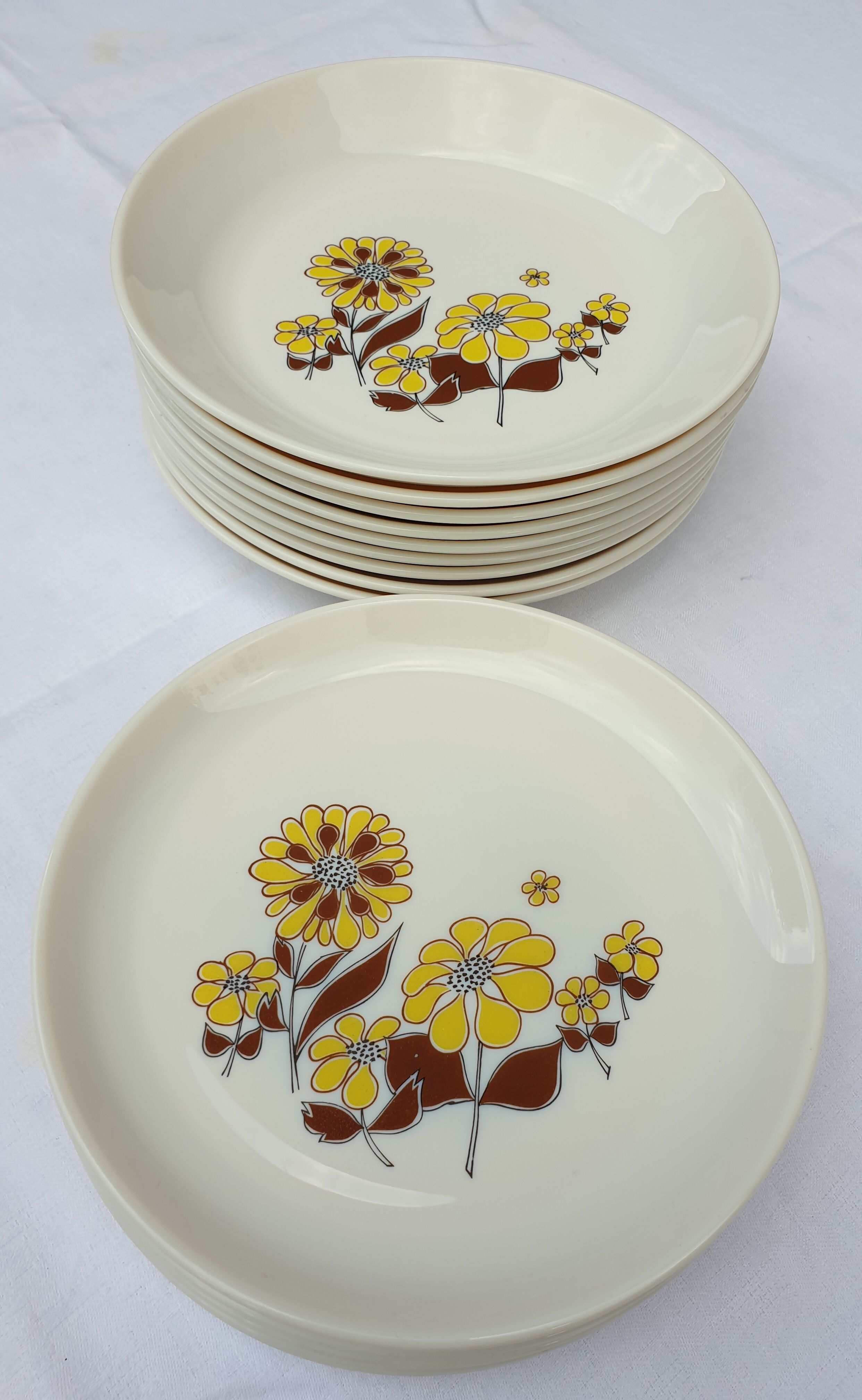 Set 14 plates Marguerites pop design 1970 Sovirel