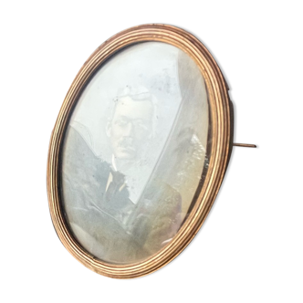 Metal gold colored oval picture frame brass