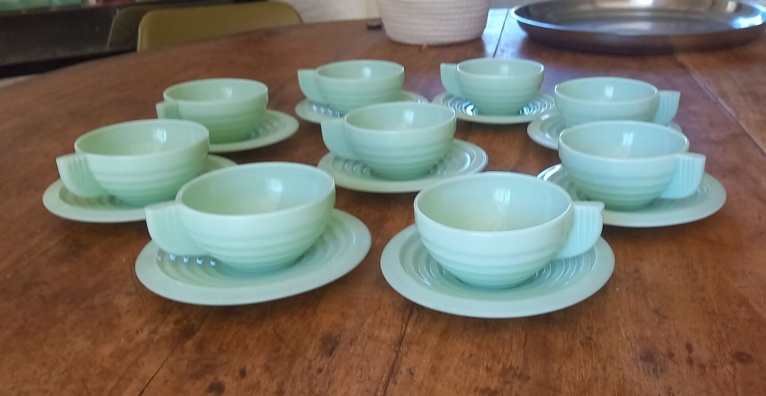 Set of 9 cups and saucers in opaline.