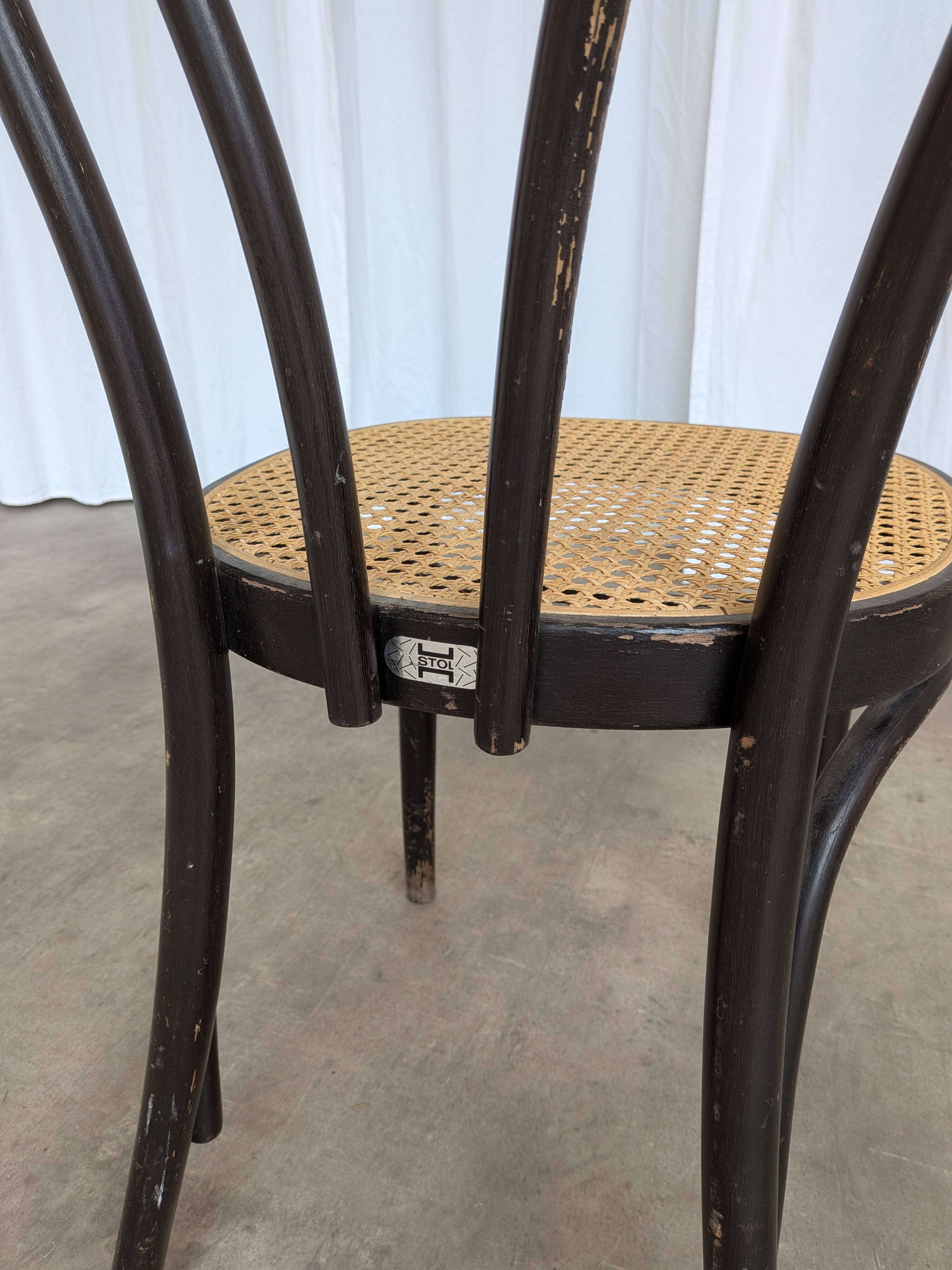 Chaise de salle à manger vintage en bois cintré : siège en osier noir de style Thonet