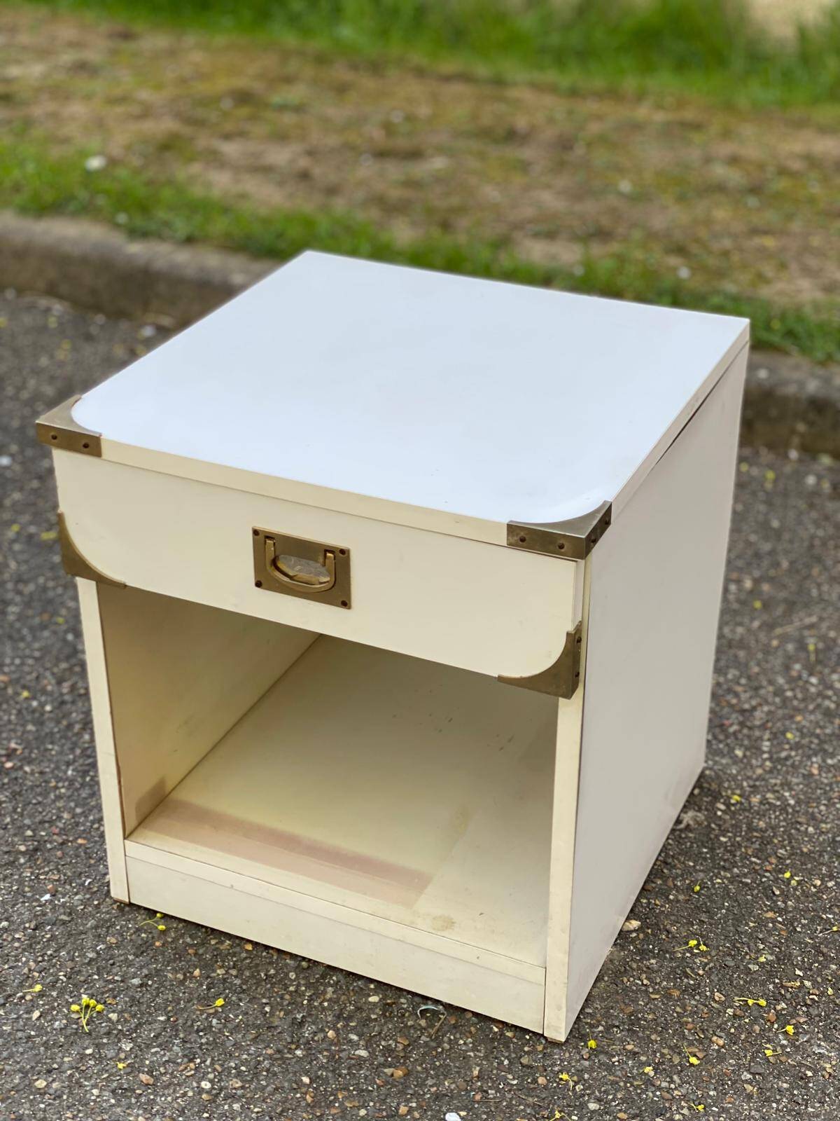 Table de chevet scandinave blanche style bateau en bois