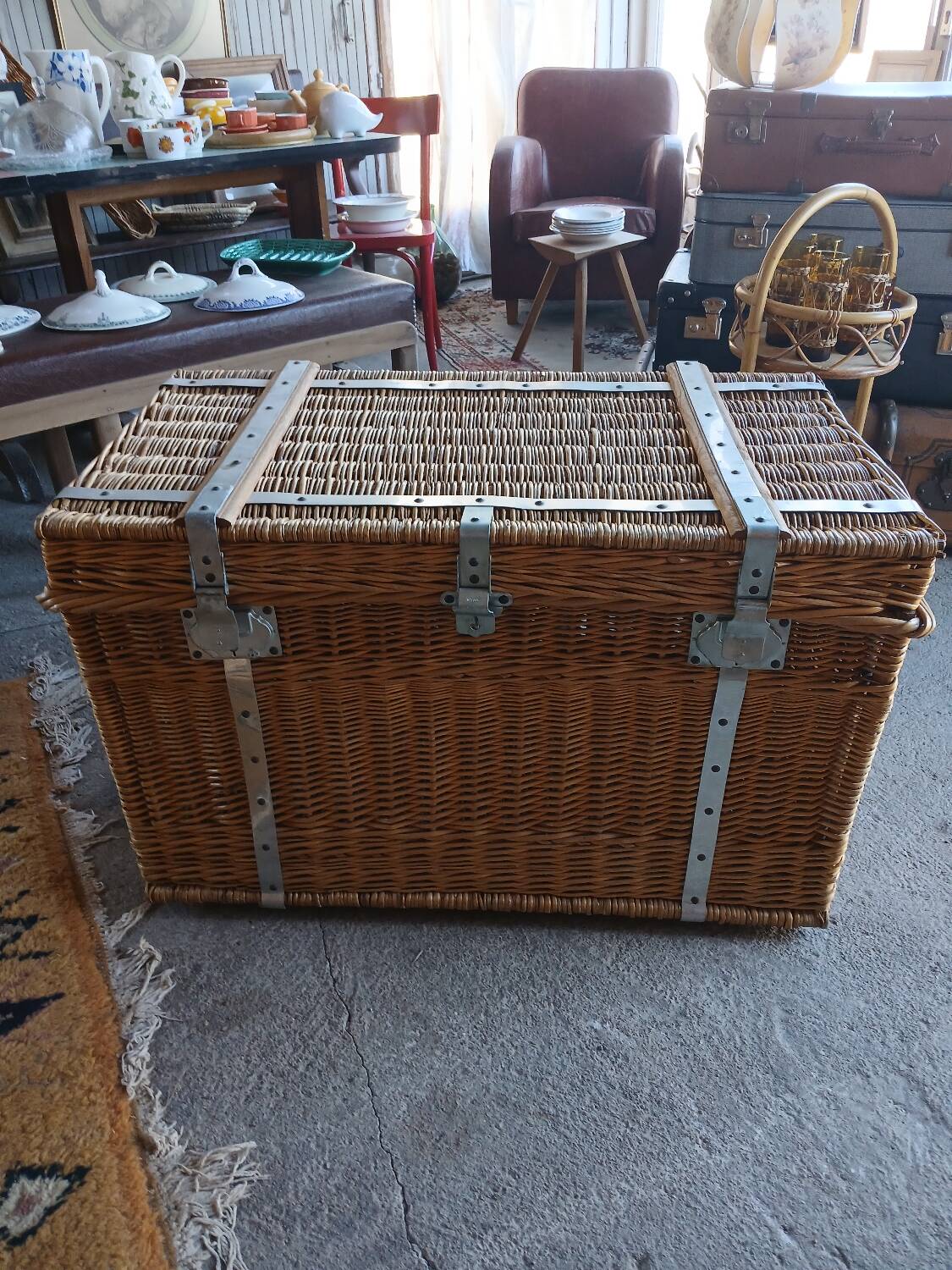 Malle de voyage ancienne en osier