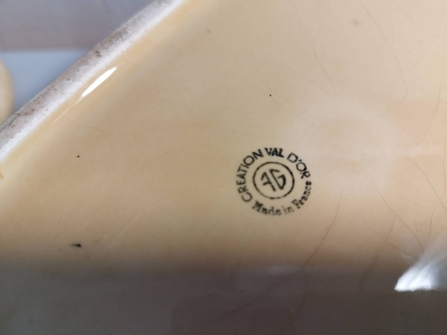 Biscuit tin in barbotine