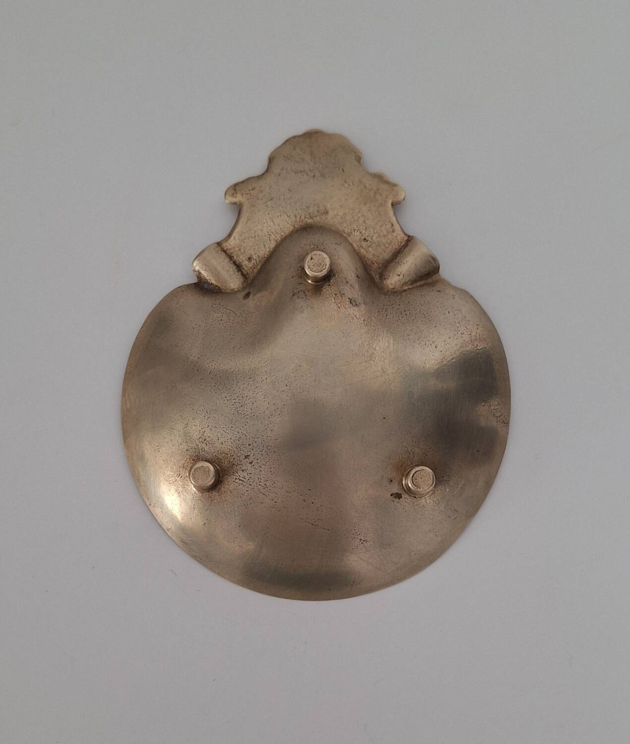 Scallop-shaped ashtray