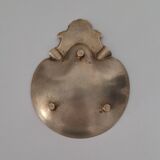 Scallop-shaped ashtray
