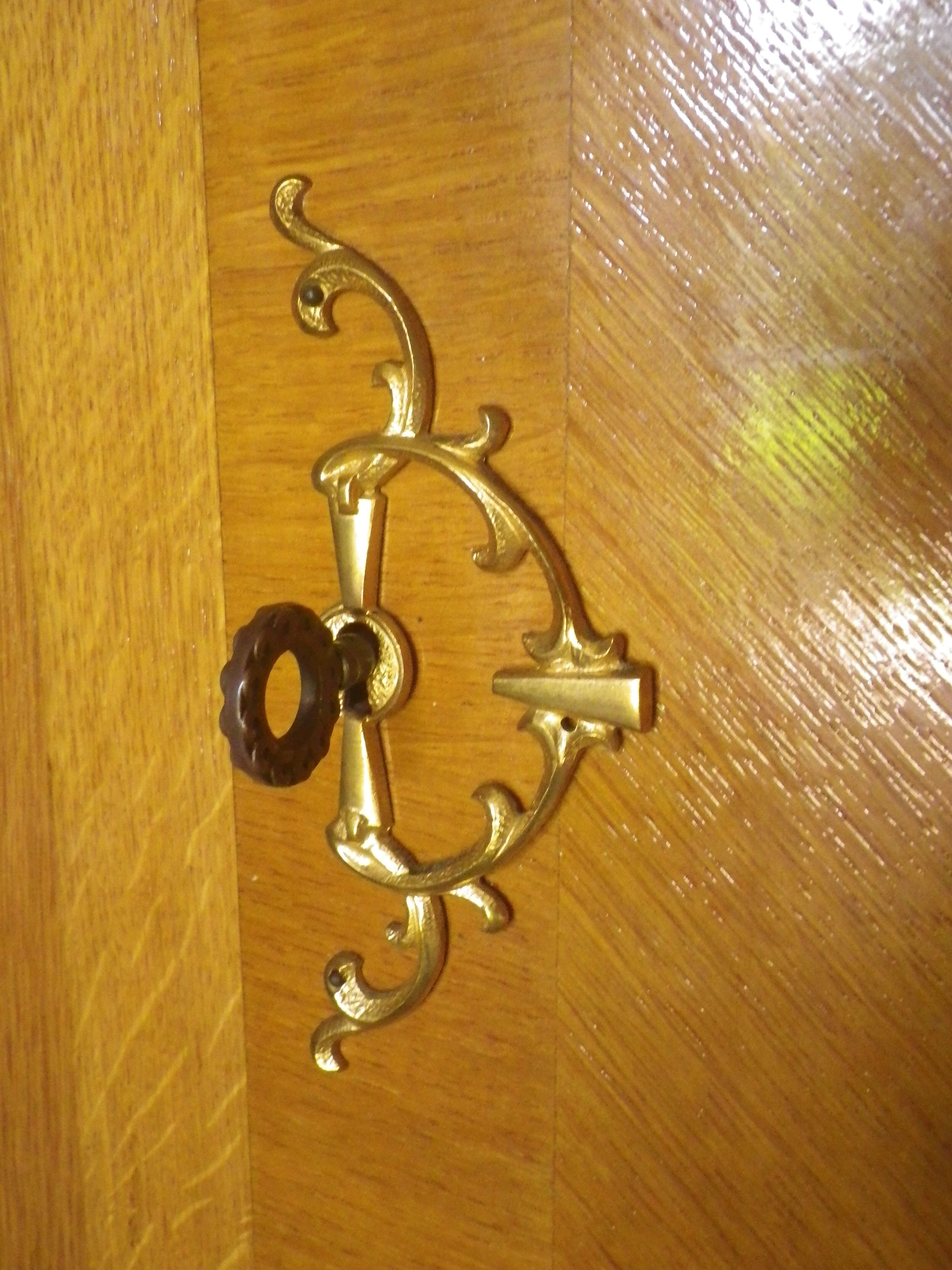 Vintage wardrobe (year 60) compass feet