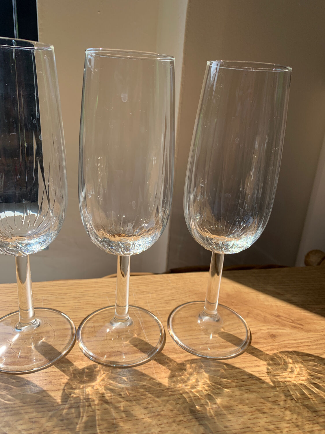4 flutes stemmed glasses wine / champagne
