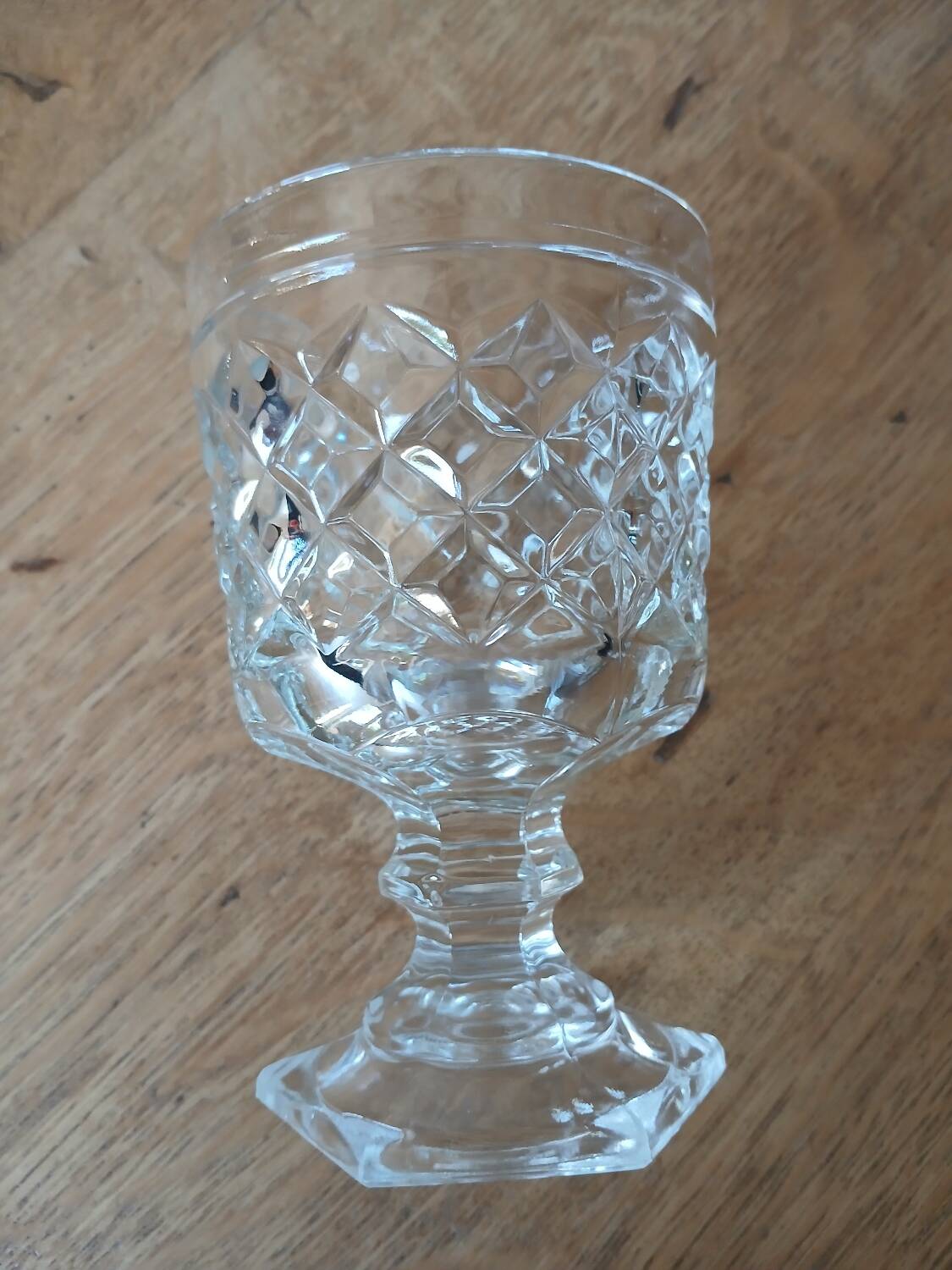 6 verres à pied en verre taillé
