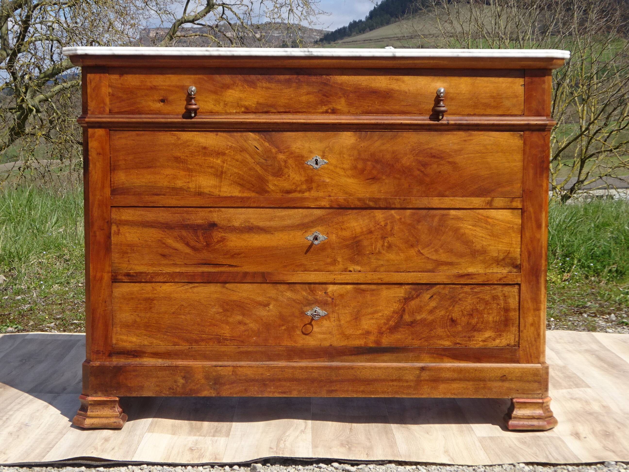 Commode en noyer de style et époque Louis Philippe