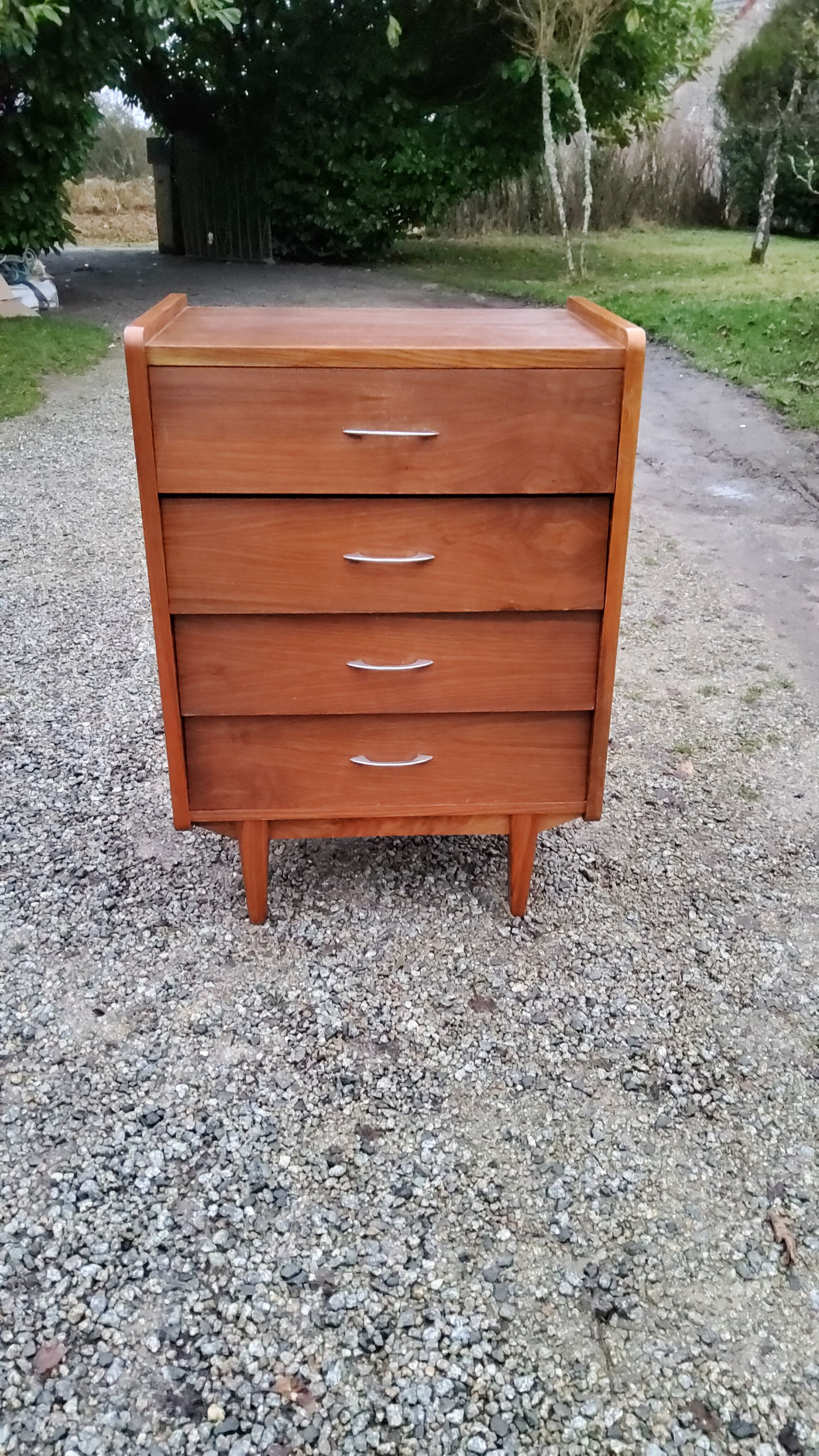 Chest of drawers of the 50s in rosewood spindle feet and fins