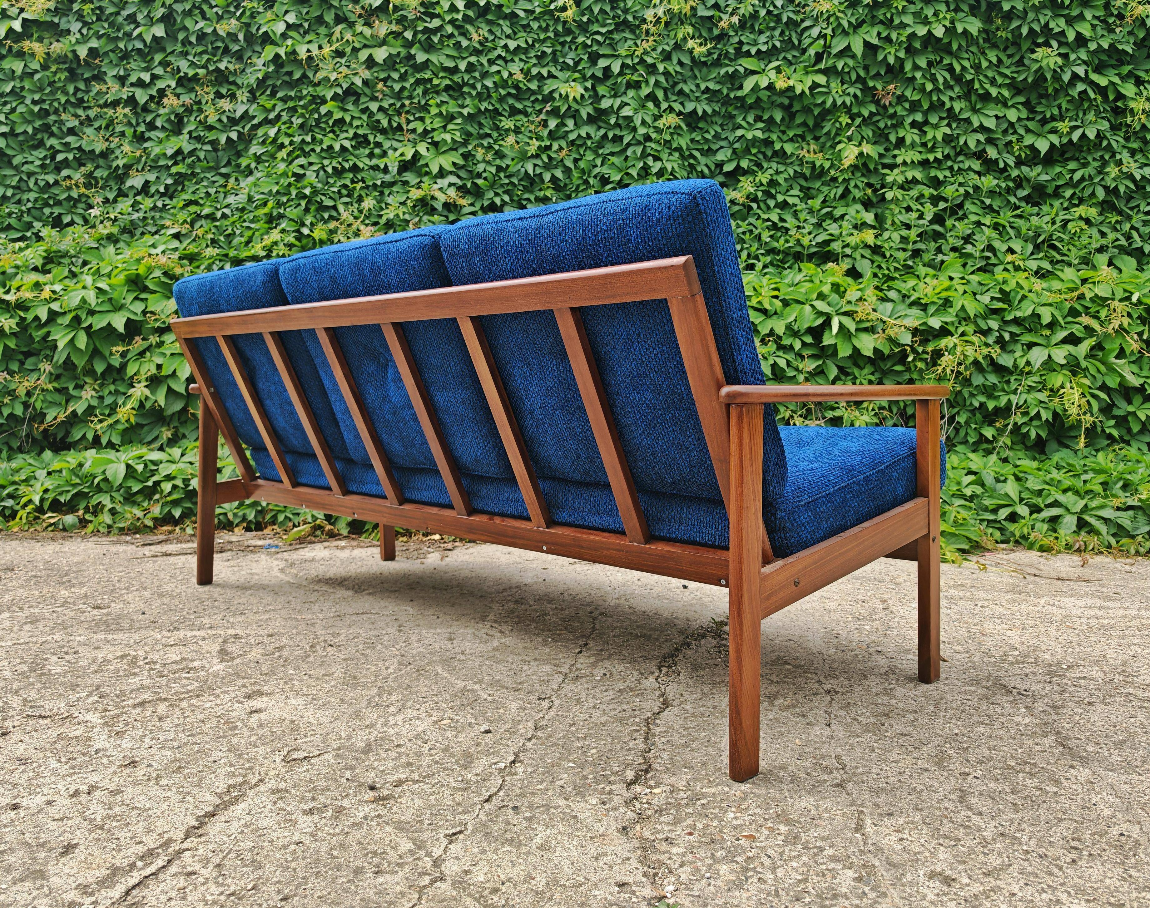 Mid Century 3-seater canapé in teak attributed to Arne Vodder.