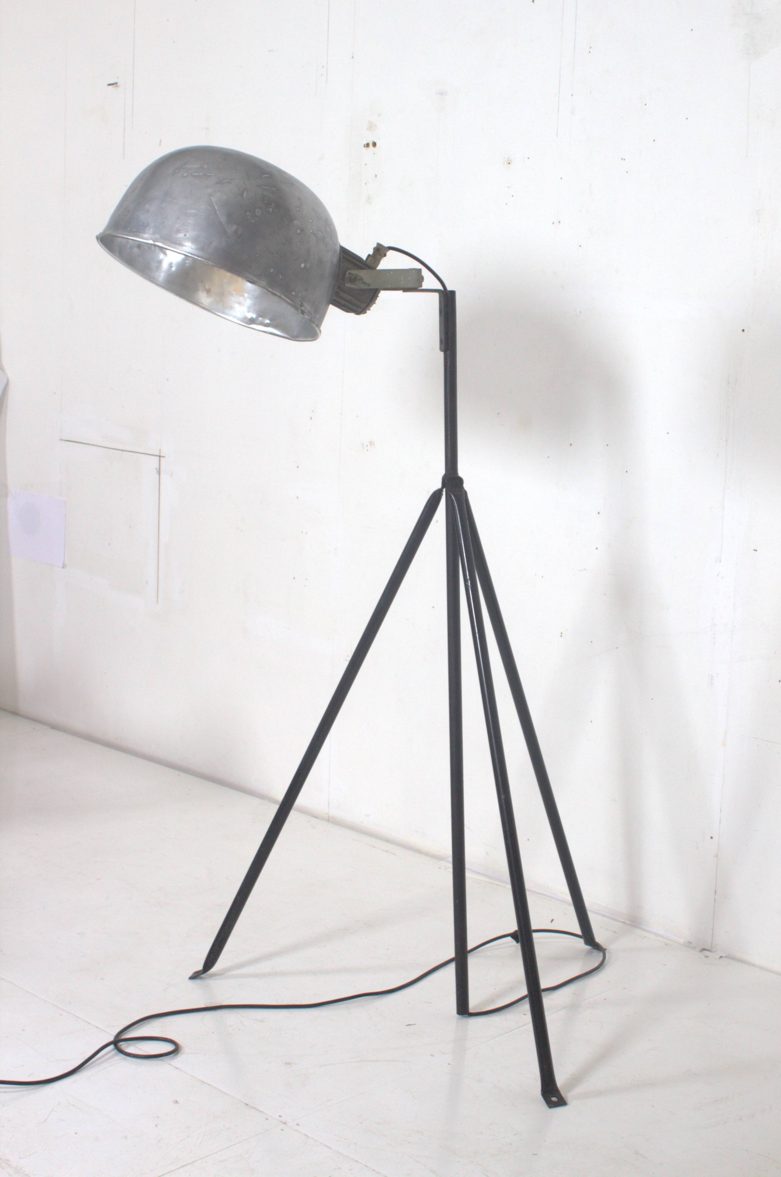Industrial lamp with adjustable aluminum lampshade