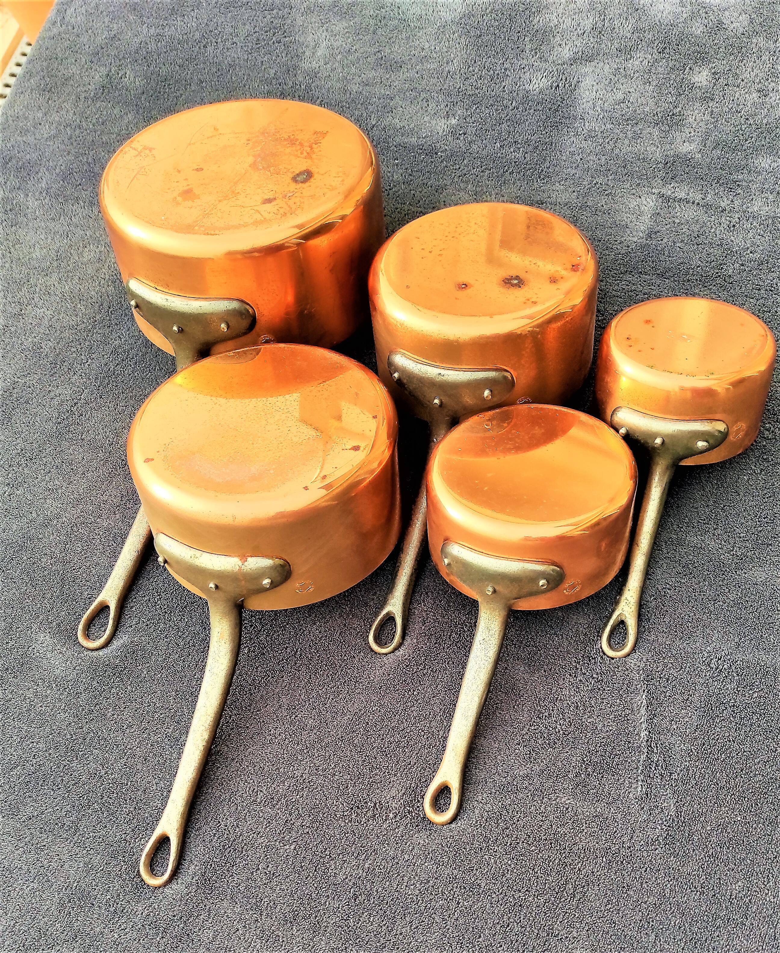 Suite de 5 casseroles en cuivre étamé