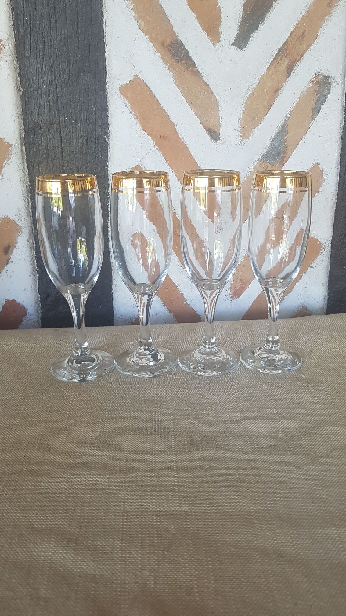 Set of 4 champagne flutes gold border