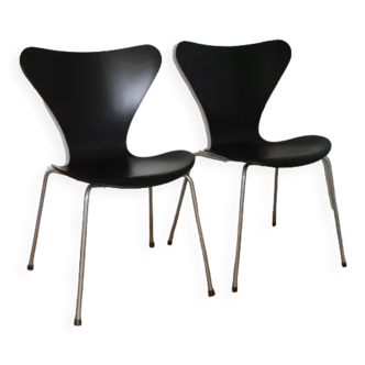 2 chaises 3107 d'Arne Jacobsen pour Fritz Hansen 1950