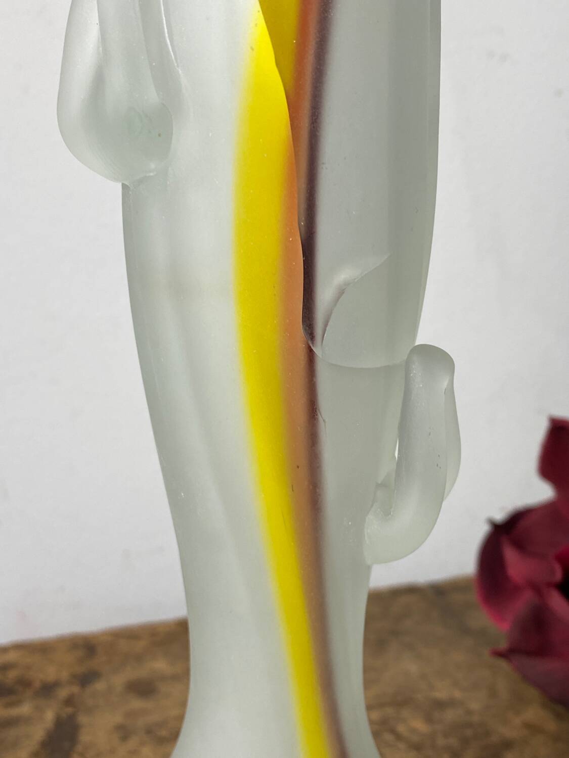 Vase in opaque glass paste